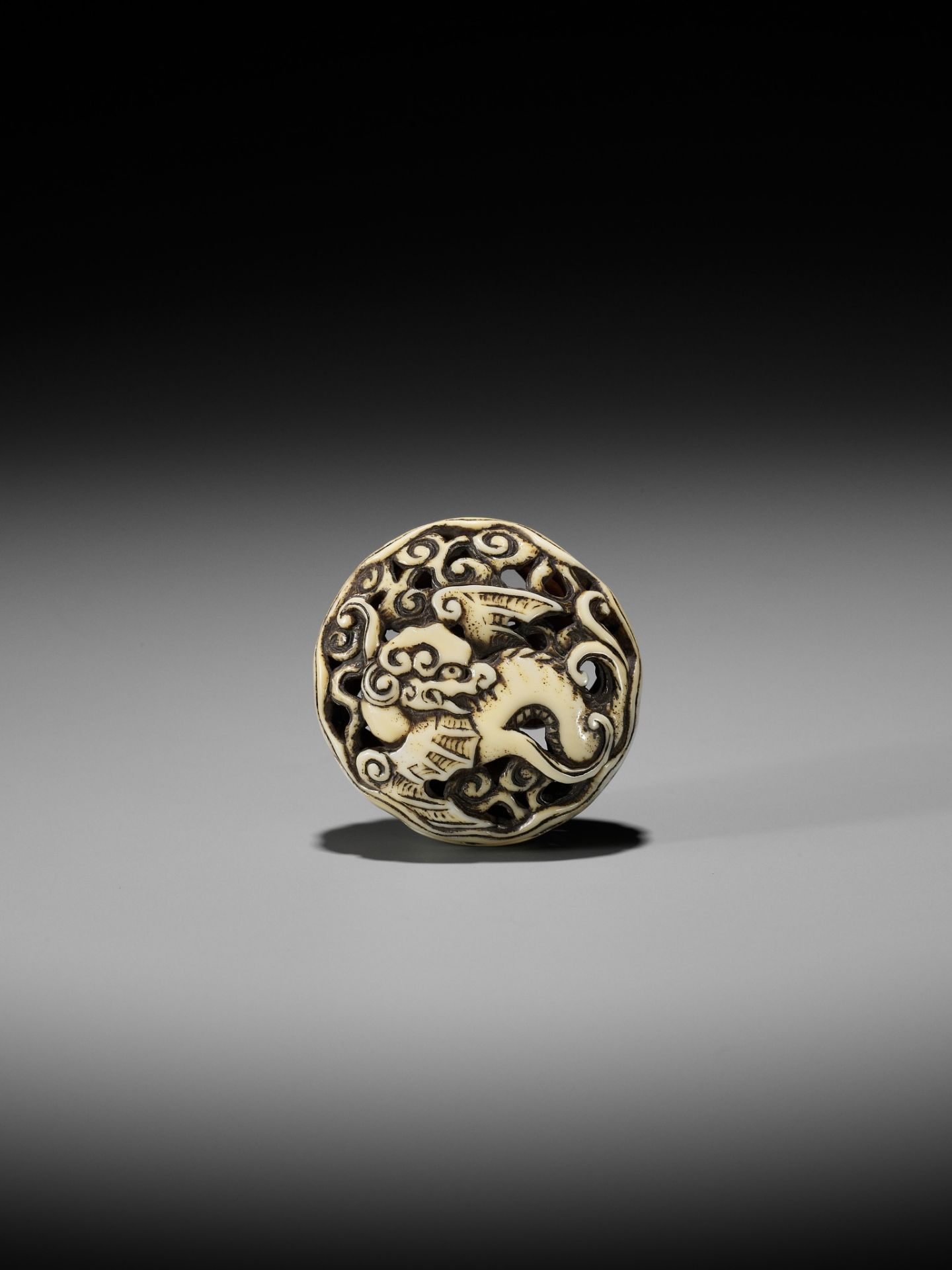 A WALRUS IVORY RYUSA MANJU NETSUKE OF A WINGED DRAGON - Image 10 of 11