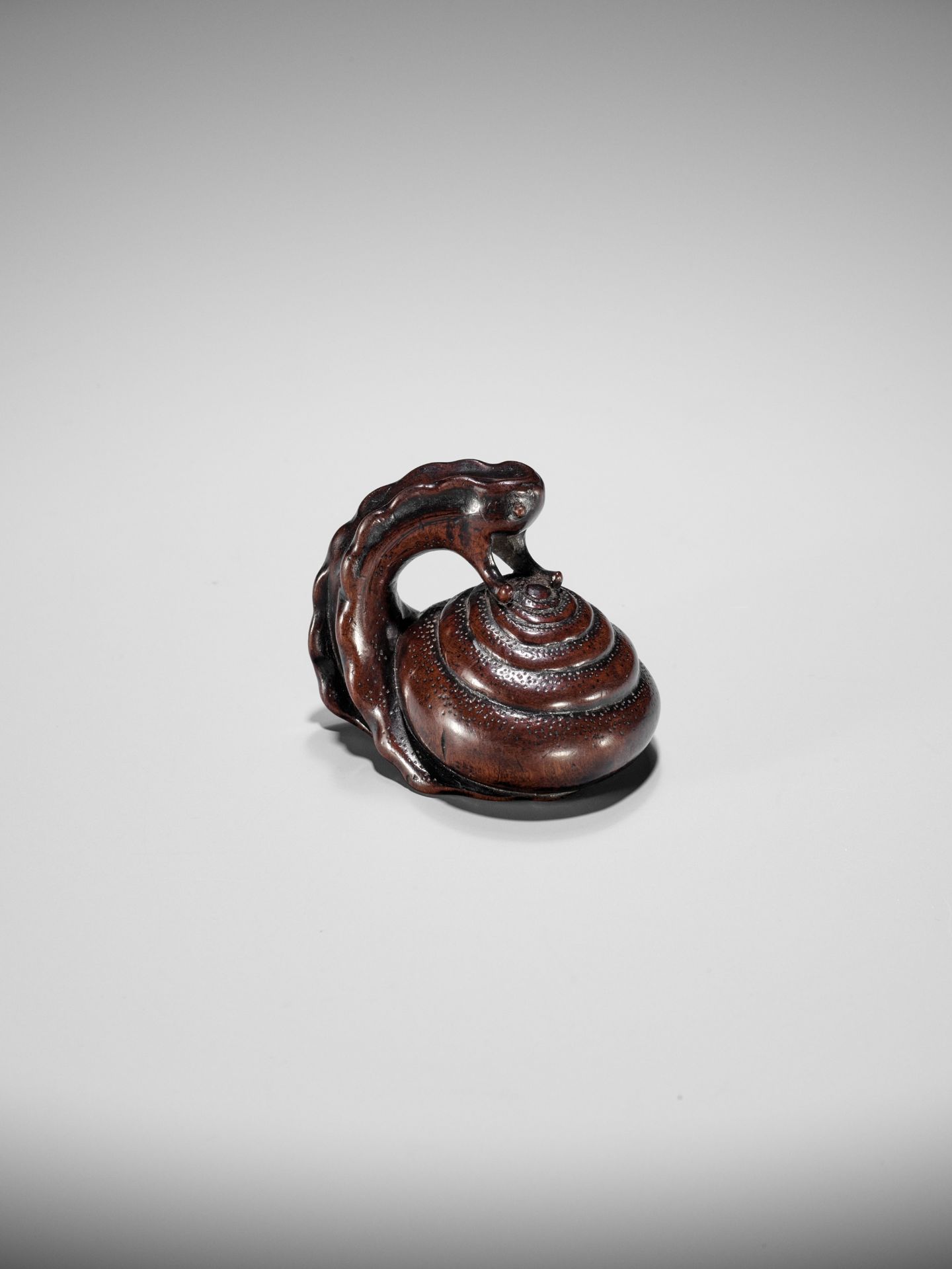 SHUZAN: AN EXCEPTIONAL WOOD NETSUKE OF A SNAIL ACROBAT - Bild 7 aus 25