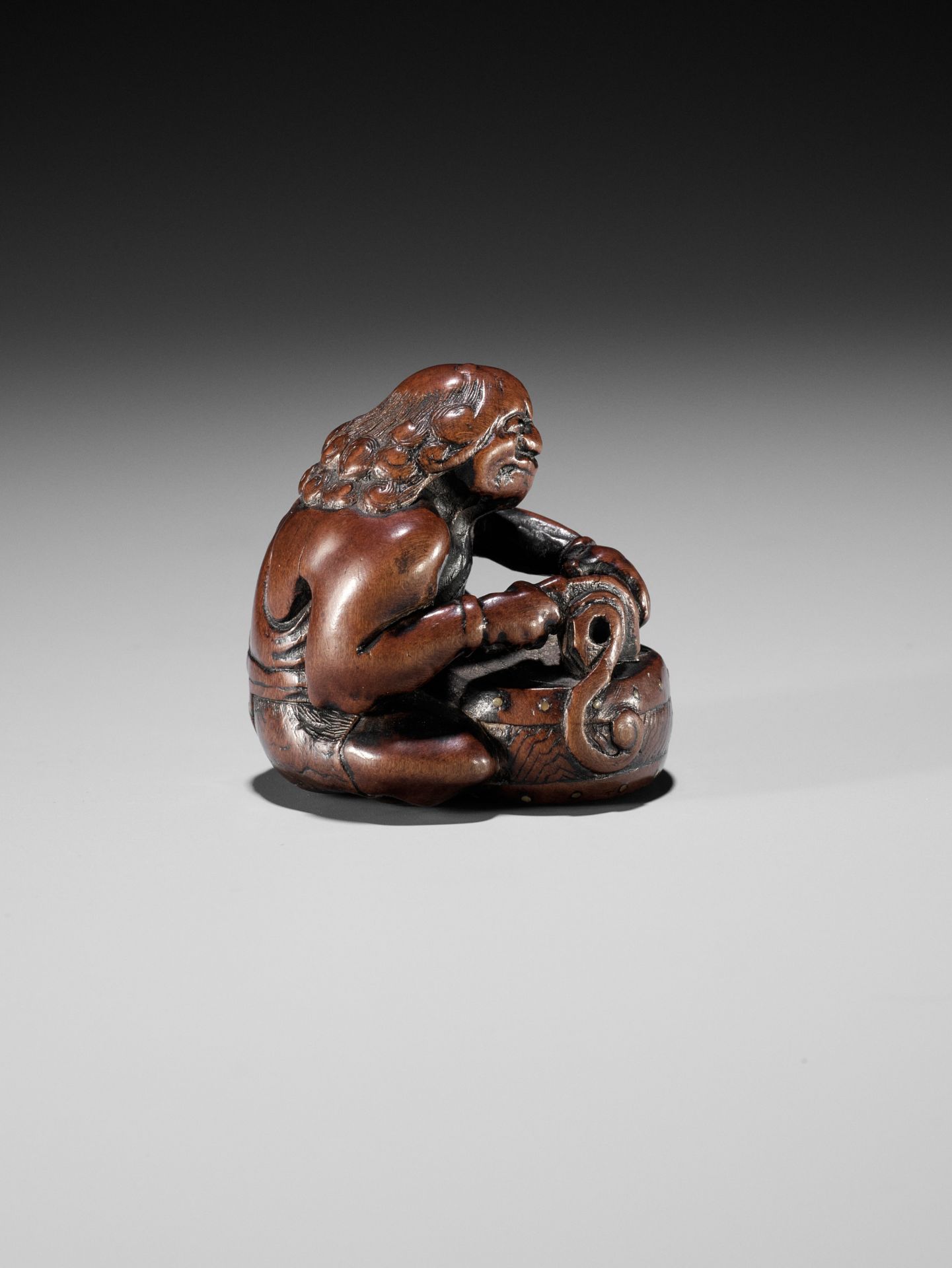 GYOKUMIN: A FINE AND RARE NAGOYA SCHOOL WOOD NETSUKE OF RAIJIN CUTTING A CUCUMBER - Bild 11 aus 17