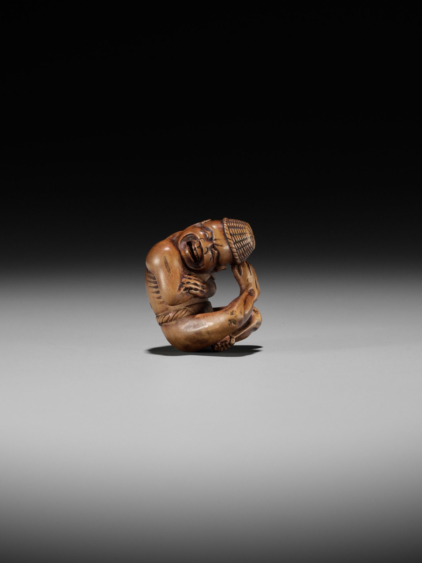 AN AMUSING EDO SCHOOL WOOD NETSUKE OF A MOXA CONTORTIONIST - Image 12 of 15