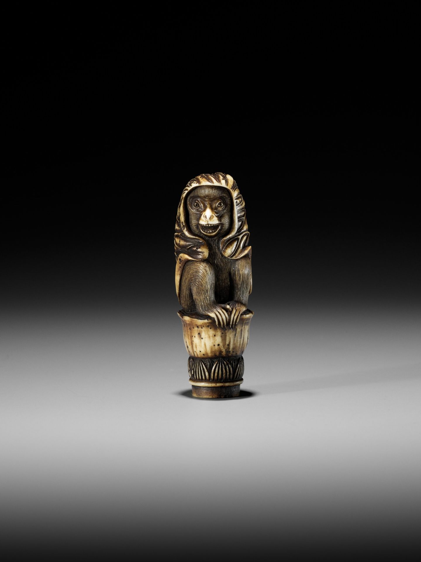 KOKU: A STAG ANTLER KNIFE HANDLE IN THE FORM OF A MONKEY WITH A LOTUS CLOAK - Image 3 of 12