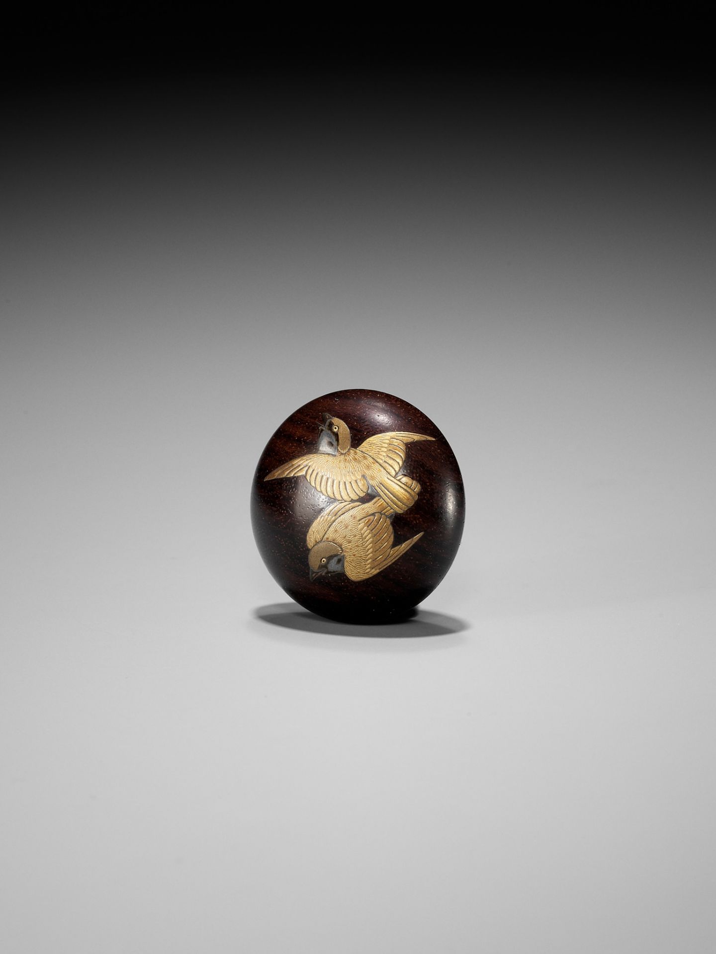 IKESHIMA YOSHINORI: A LACQUER MANJU NETSUKE DEPICTING THE TONGUE CUT SPARROW - Bild 4 aus 8