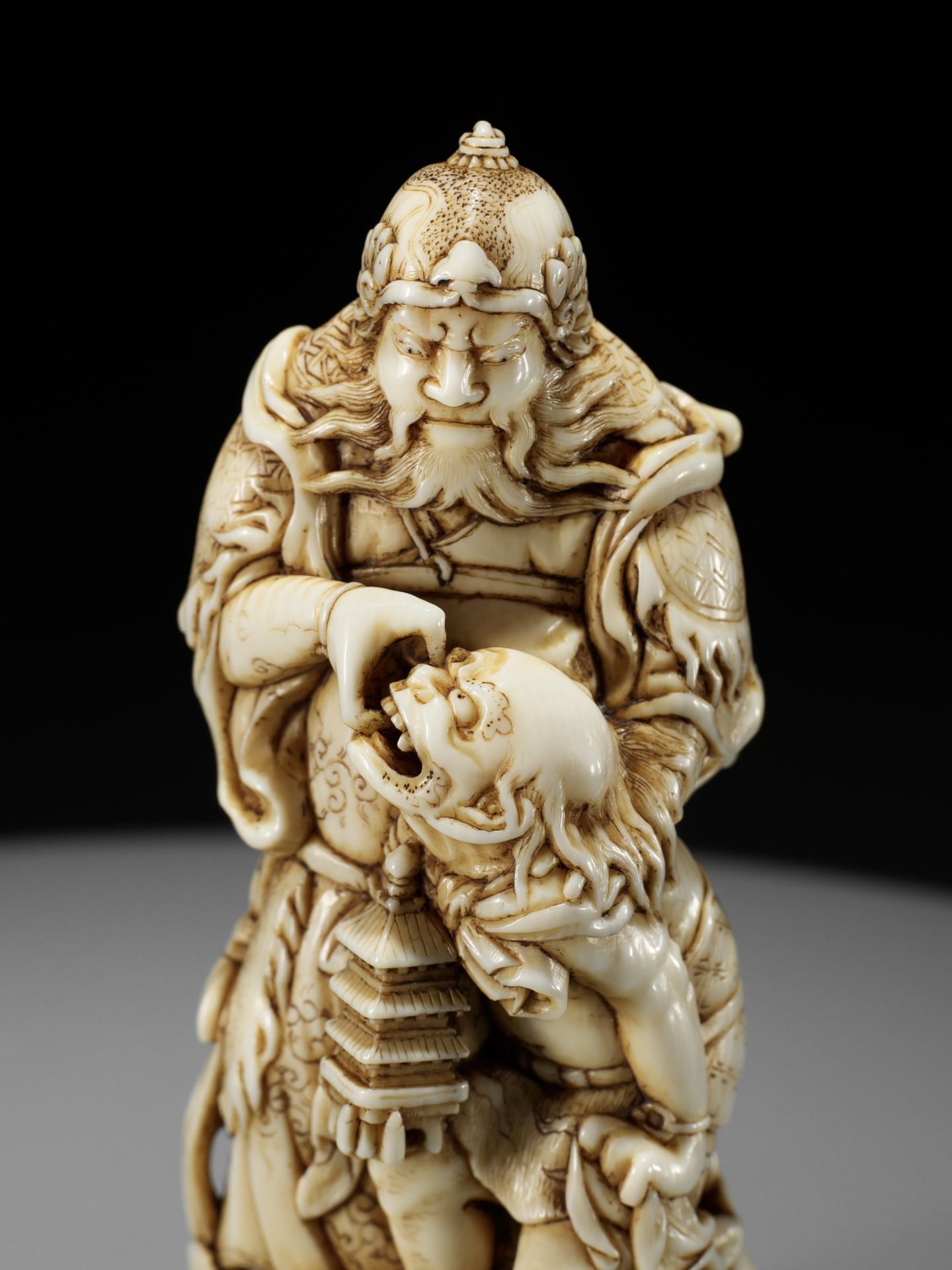 IKKOSAI: AN IMPORTANT AND LARGE IVORY NETSUKE OF IDATEN CAPTURING AN ONI - Bild 14 aus 16