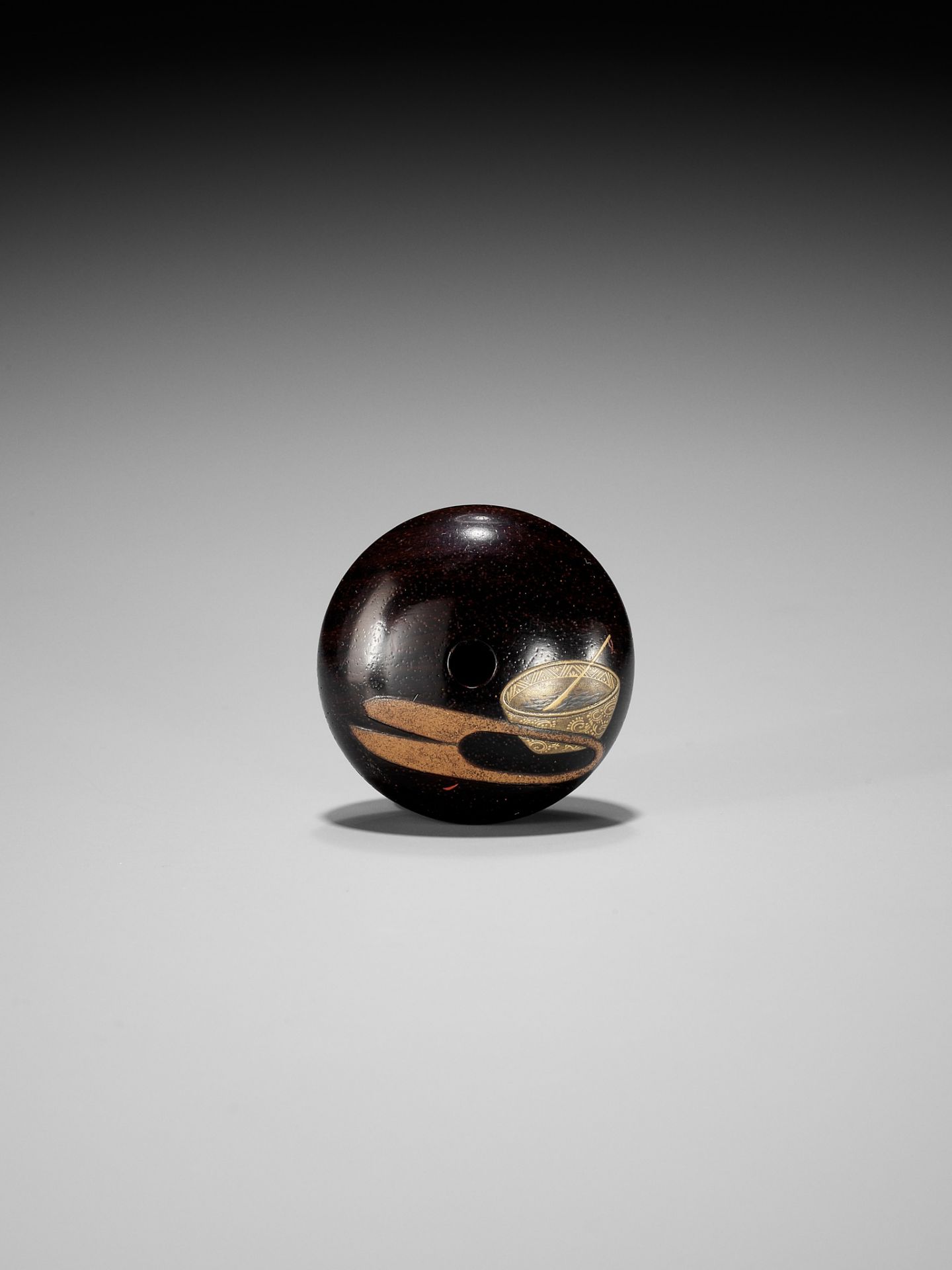 IKESHIMA YOSHINORI: A LACQUER MANJU NETSUKE DEPICTING THE TONGUE CUT SPARROW - Bild 3 aus 8