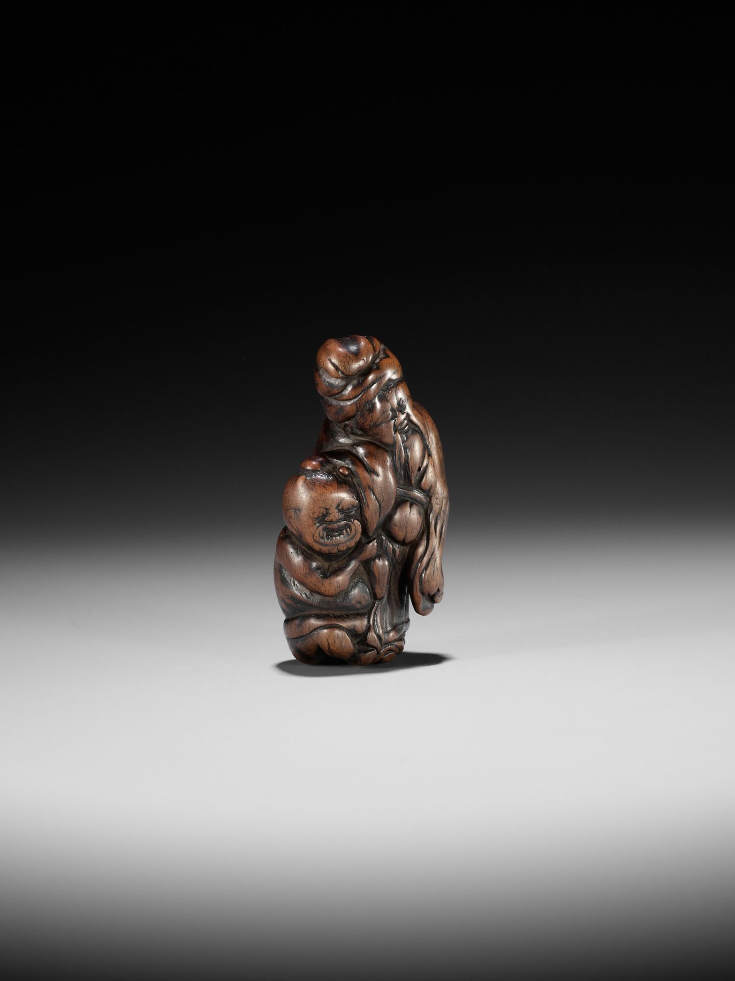 A SUPERB WOOD NETSUKE OF SHOKI AND ONI - Bild 11 aus 12