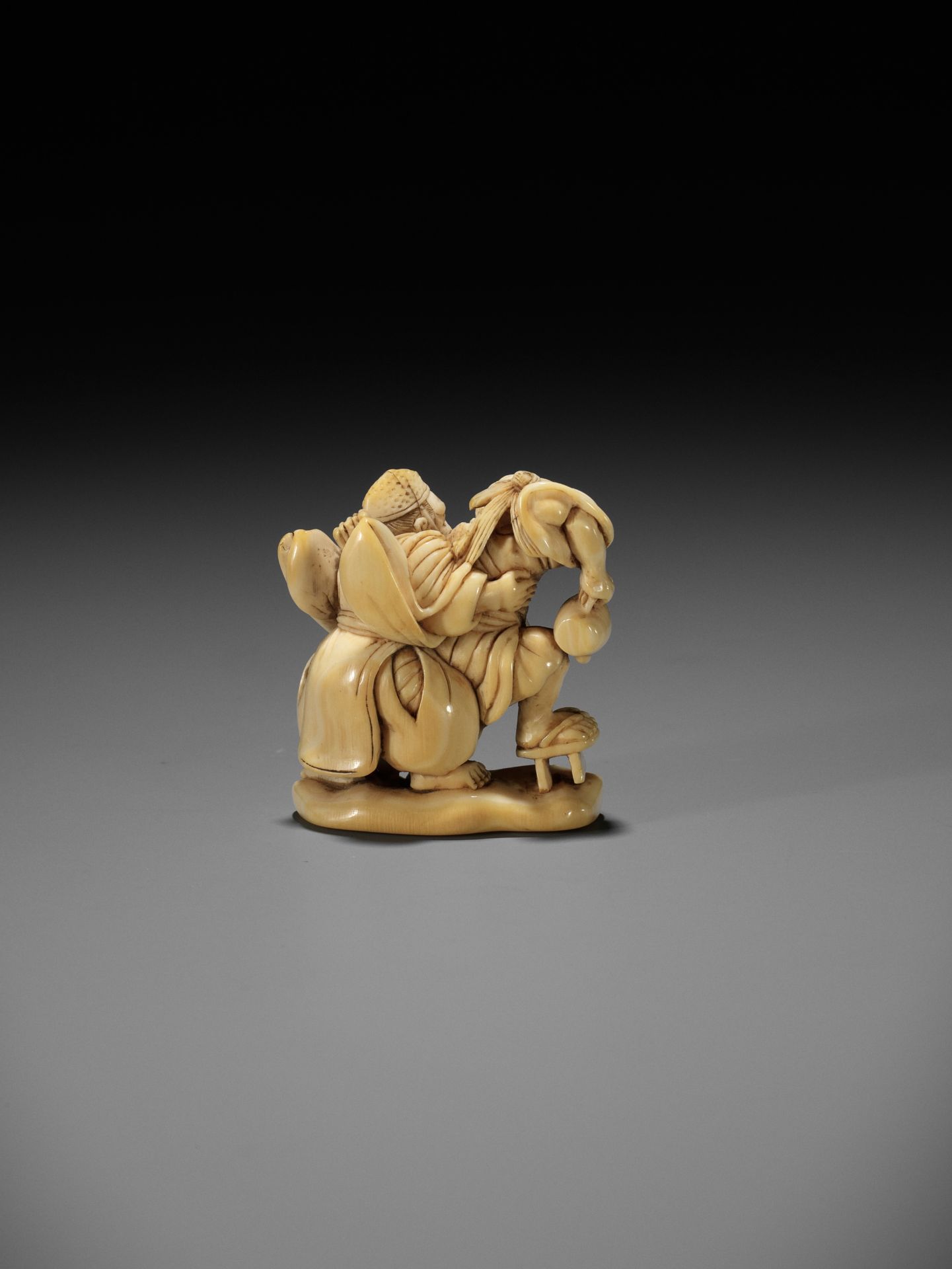 AN EARLY IVORY NETSUKE OF TAIRA NO TADAMORI CAPTURING THE OIL THIEF - Image 3 of 11