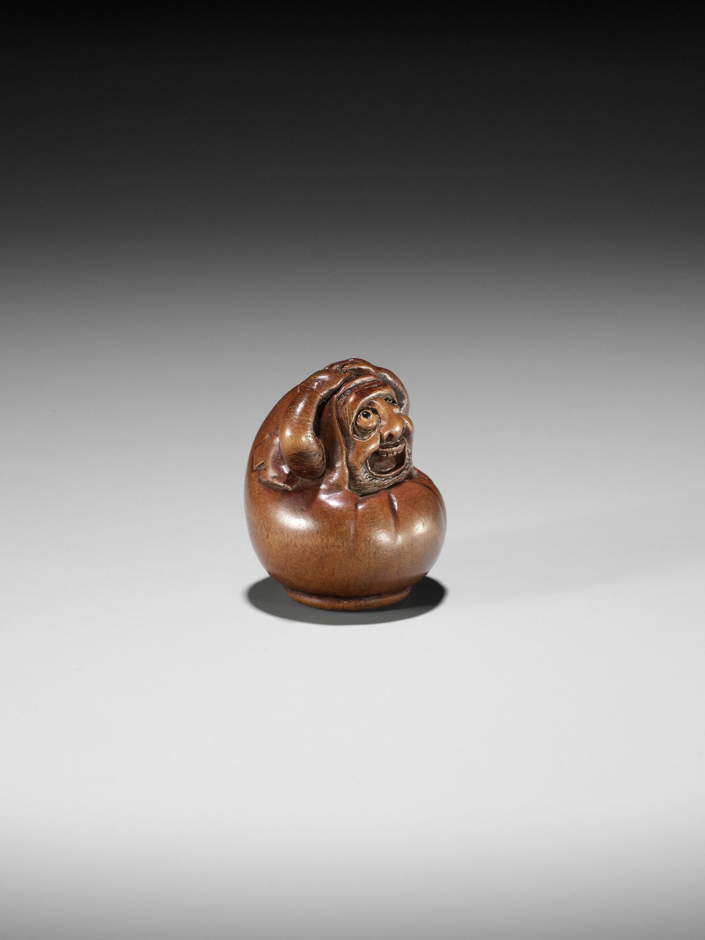 HIDARI ISSAN: A CHARMING WOOD NETSUKE OF A DARUMA DOLL - Image 6 of 10