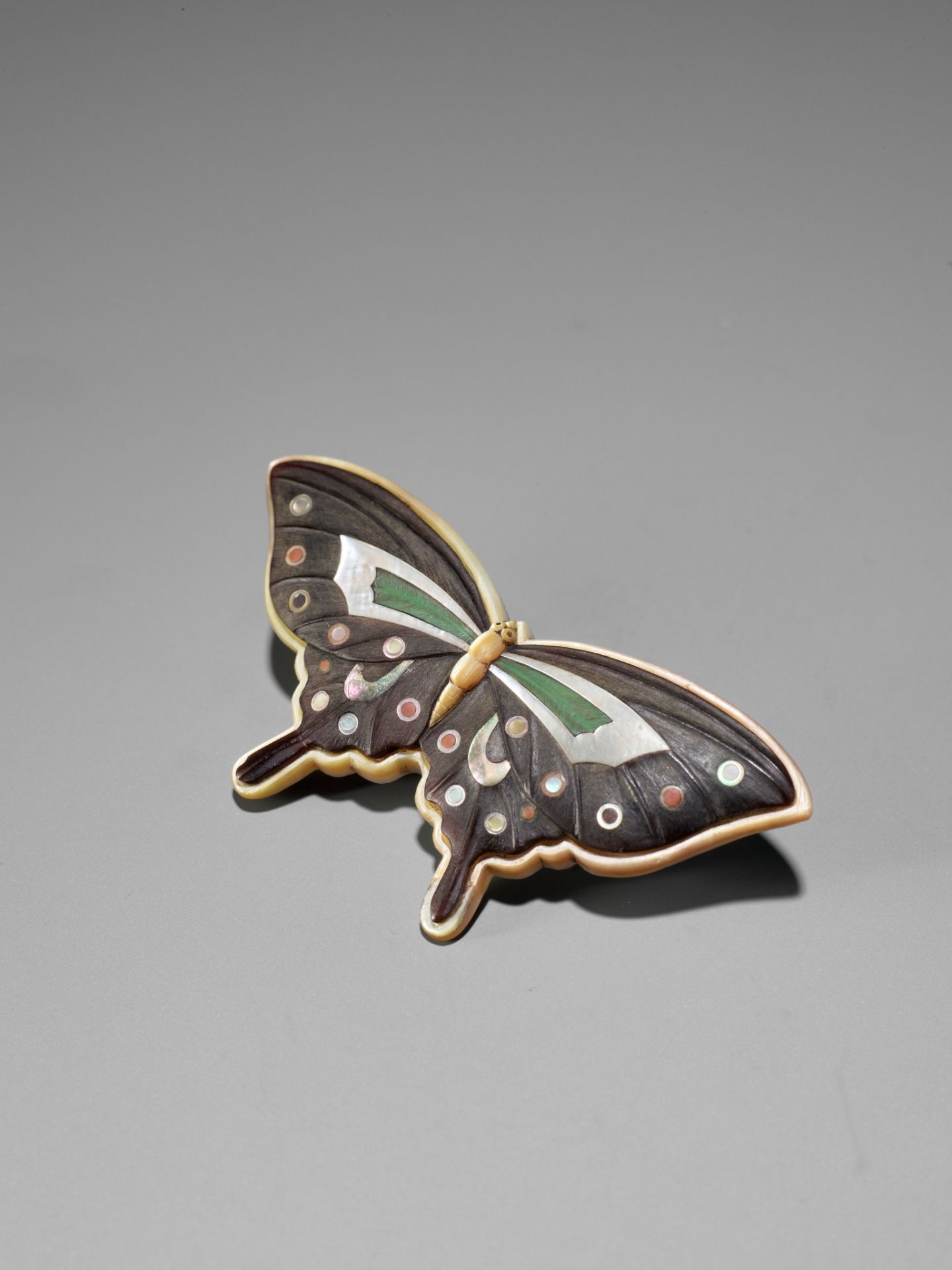 TOKOKU: A MASTERFUL MIXED MATERIAL NETSUKE OF A BUTTERFLY - Image 4 of 10