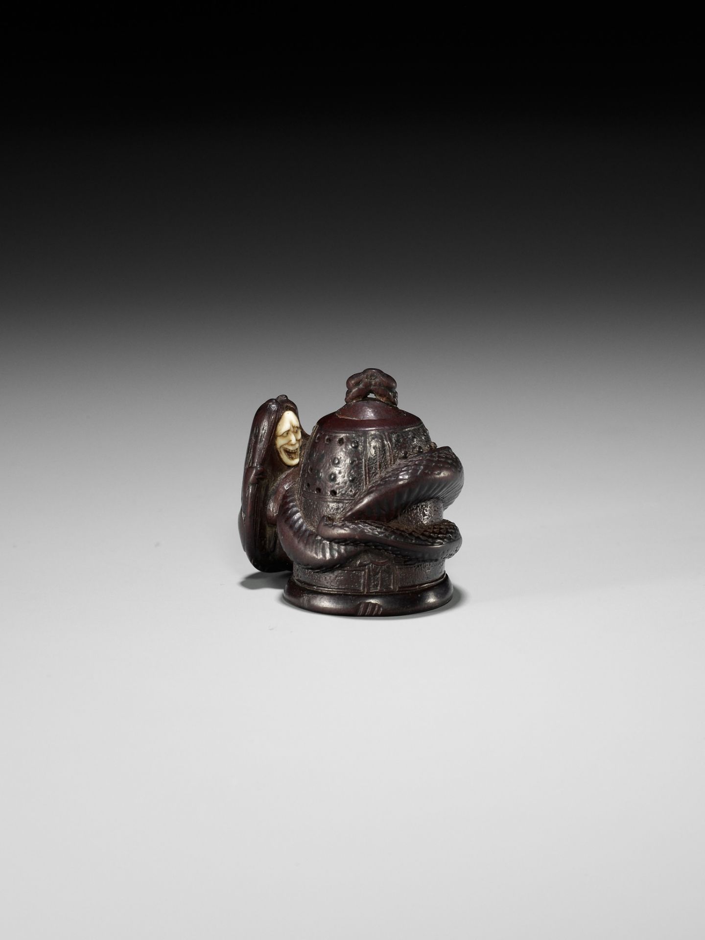 SHIGEYOSHI: AN INLAID DARK WOOD NETSUKE OF KIYOHIME - Bild 6 aus 11