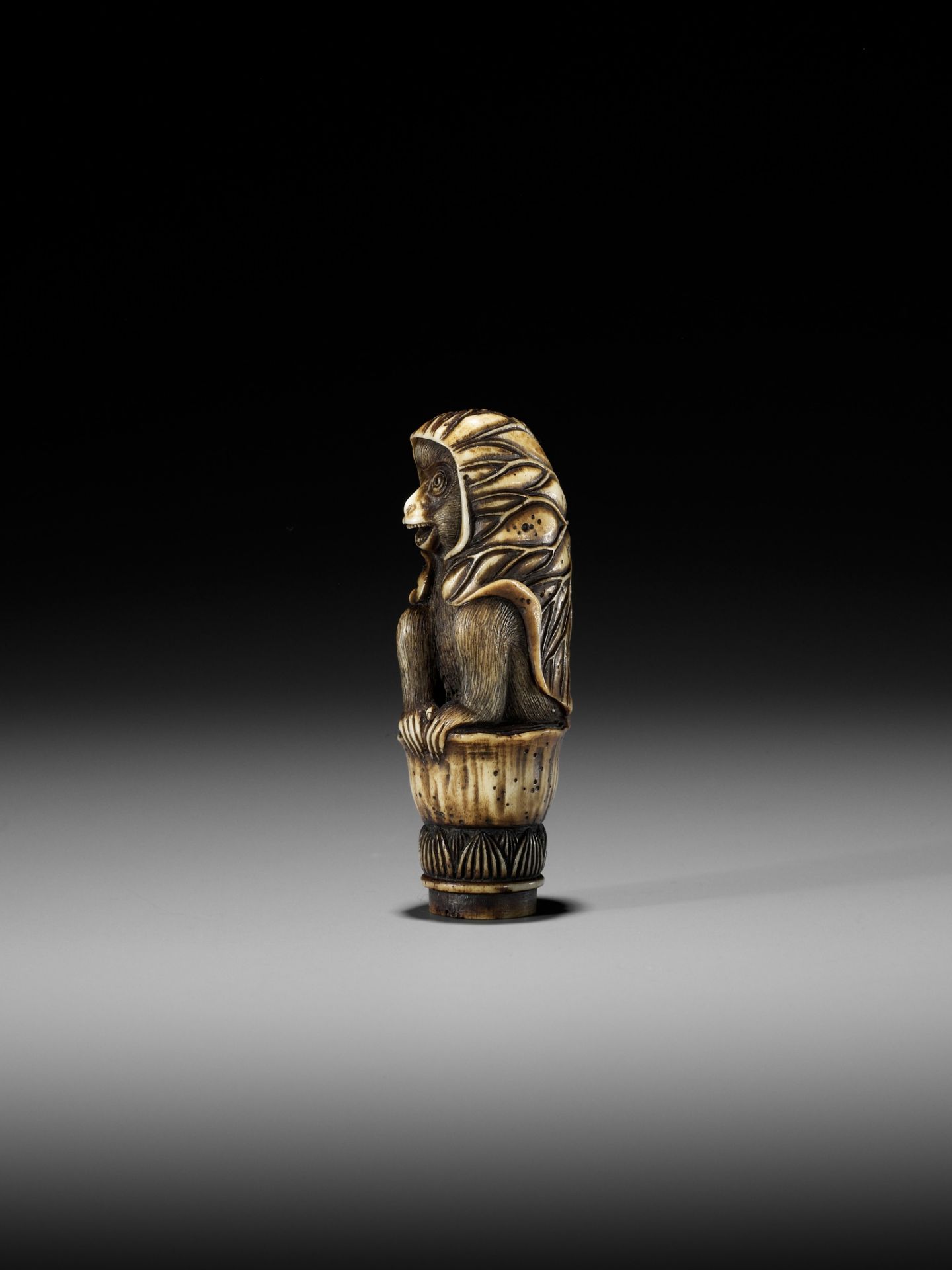 KOKU: A STAG ANTLER KNIFE HANDLE IN THE FORM OF A MONKEY WITH A LOTUS CLOAK - Image 6 of 12