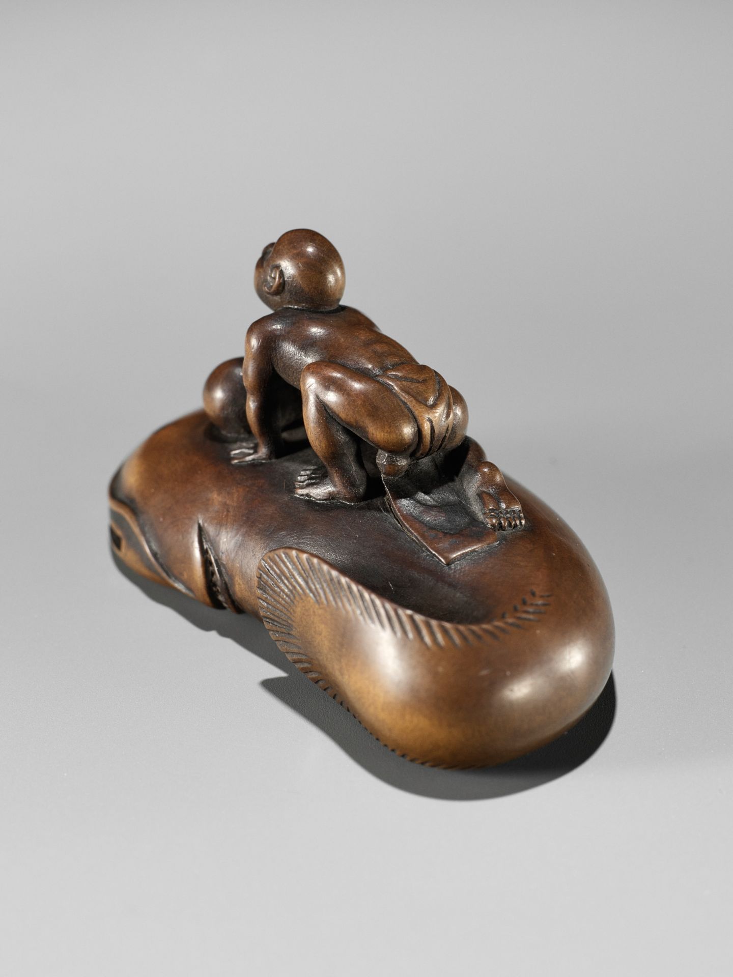 MUGAI: A RARE WOOD NETSUKE OF A BLIND FISHERMAN TAMING THE NAMAZU - Bild 2 aus 13