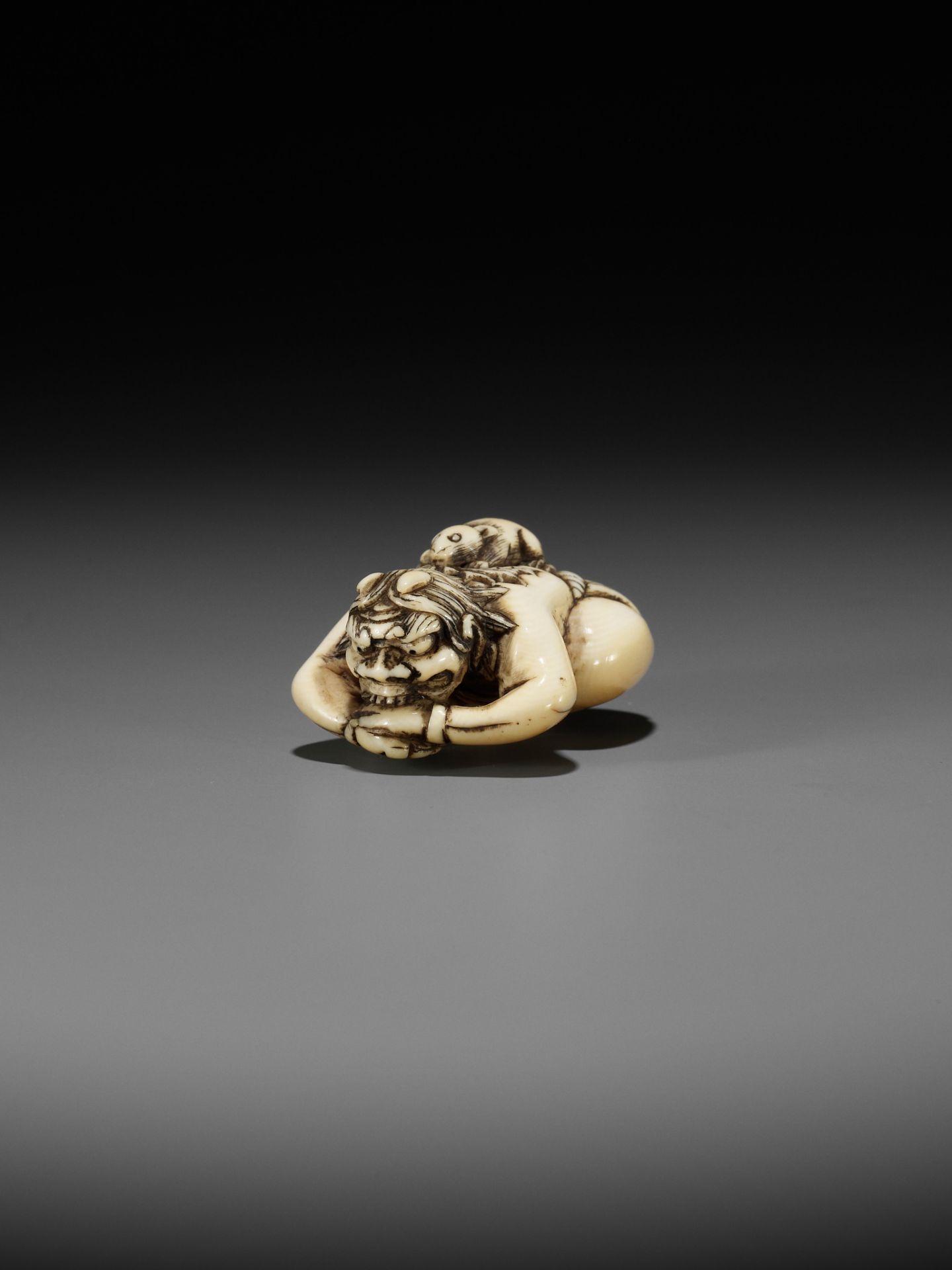 A RARE IVORY NETSUKE OF SHIRO - Image 6 of 11