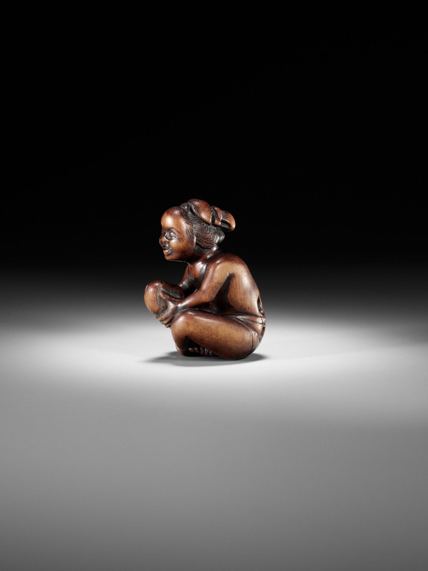 A SUPERB WOOD SHUNGA NETSUKE OF A MAN WITH OKAME MASK - Image 7 of 14