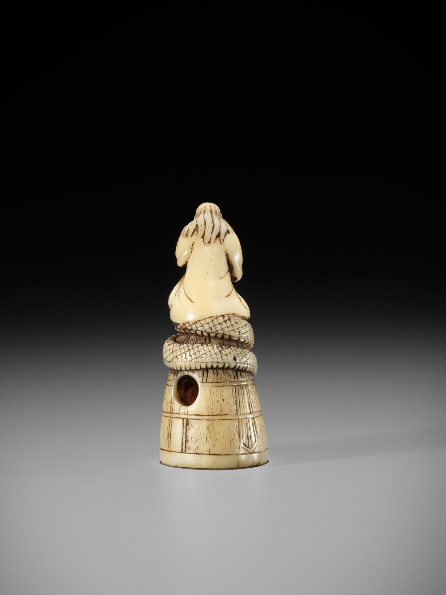 A RARE MARINE TOOTH NETSUKE OF KIYOHIME - Bild 2 aus 8