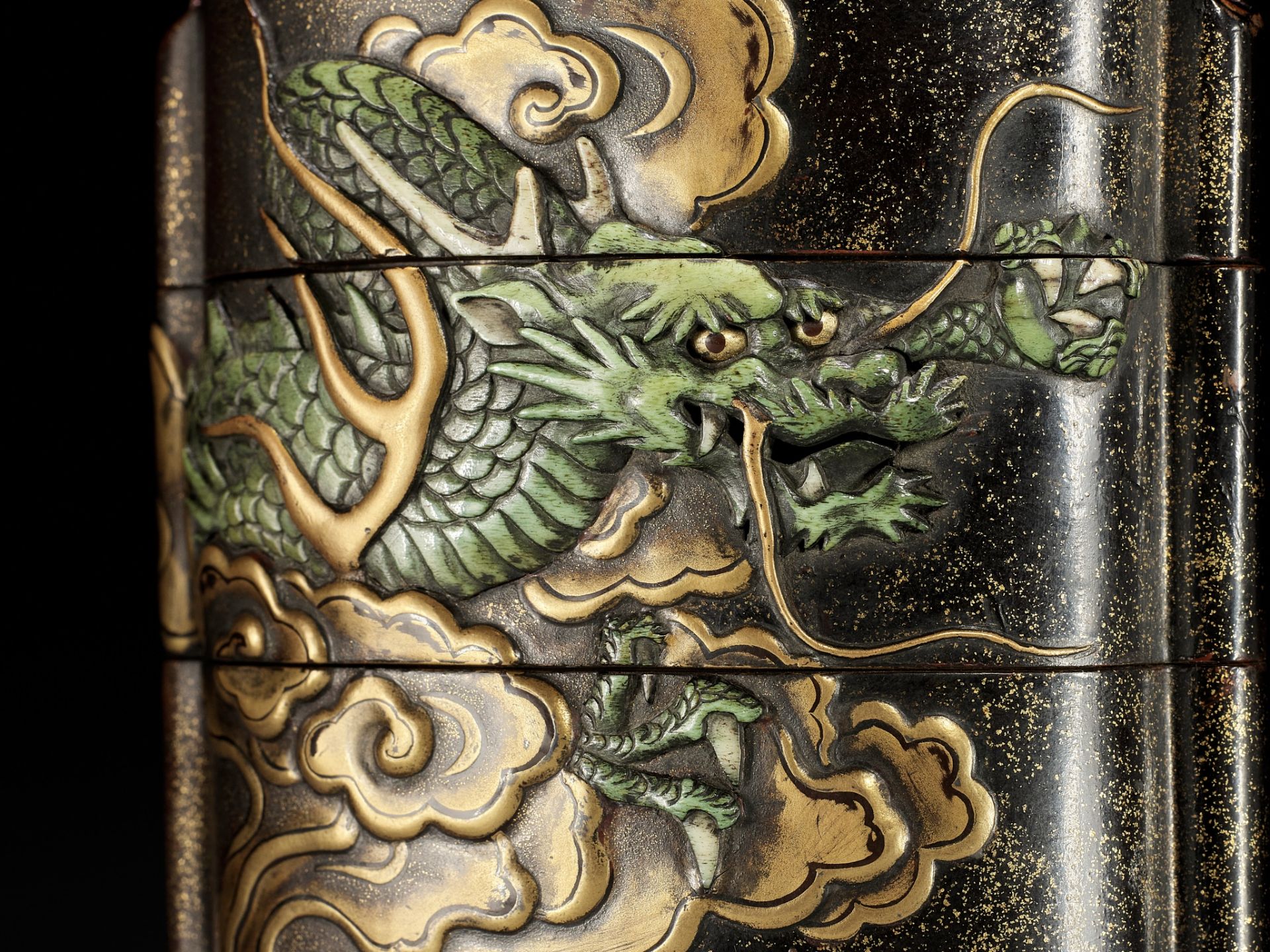 KAJIKAWA KYUJIRO: EXCEPTIONALLY LARGE AND IMPORTANT LACQUER FOUR CASE INRO WITH DRAGON, DATED 1647 - Image 3 of 18