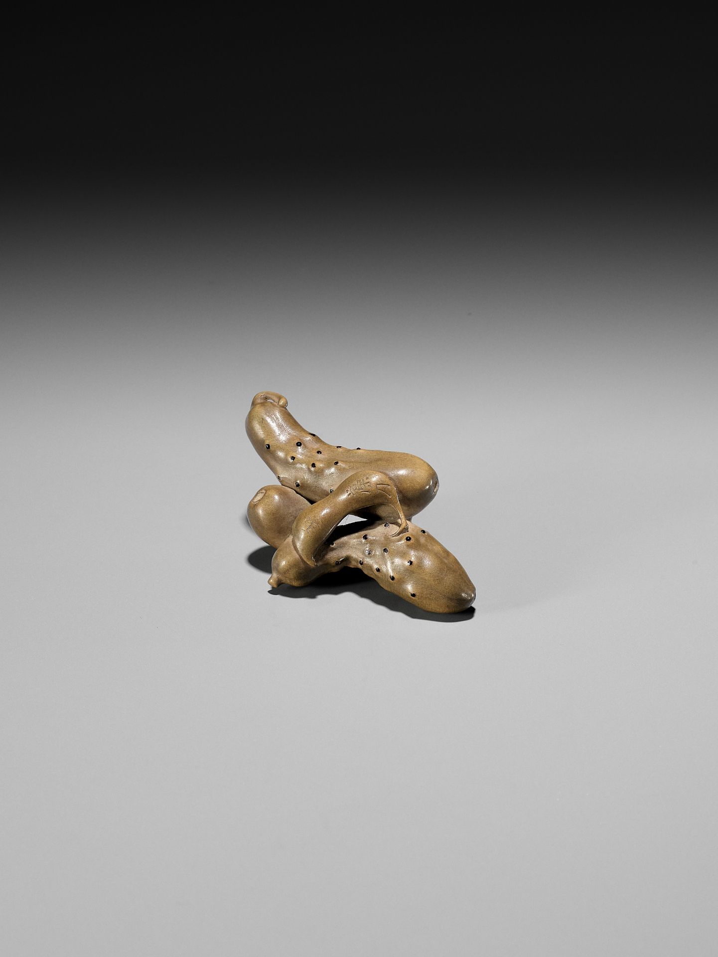 OUCHI GYOKUSO: A MASTERFUL STAINED AND LACQUERED WOOD NETSUKE OF A GROUP OF CUCUMBERS - Bild 3 aus 11