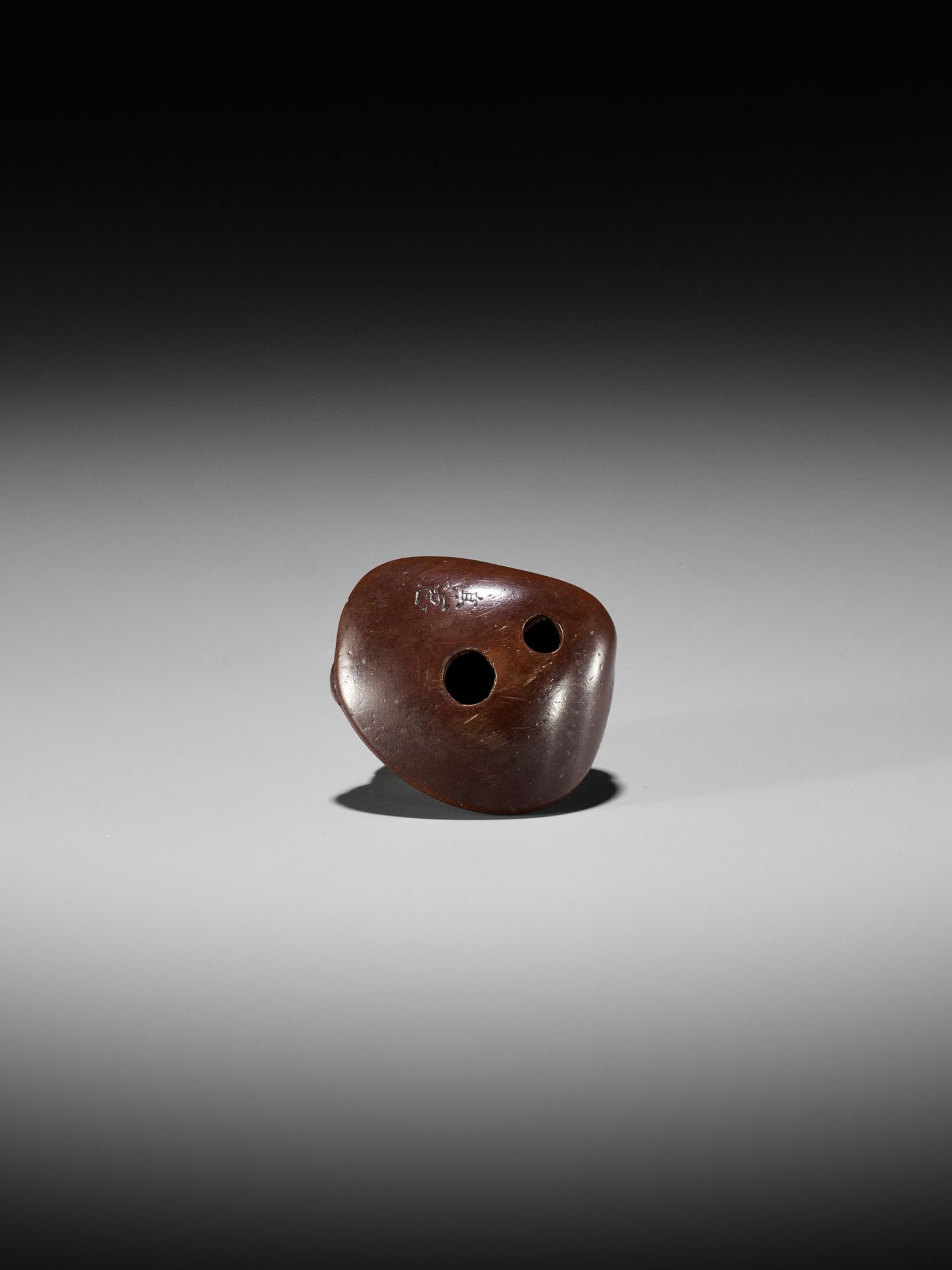 SUKETADA: A FINE WOOD NETSUKE OF A KAPPA TRAPPED BY A CLAM - Image 13 of 16