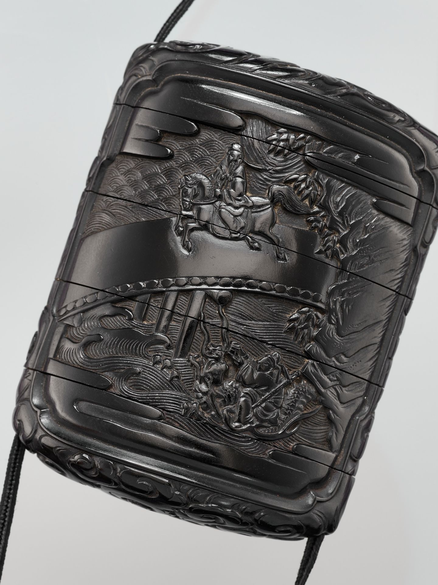 ZONSEI: A FINE TSUIKOKU (CARVED BLACK LACQUER) FOUR-CASE INRO DEPICTING CHORYO AND KOSEKIKO - Image 6 of 7