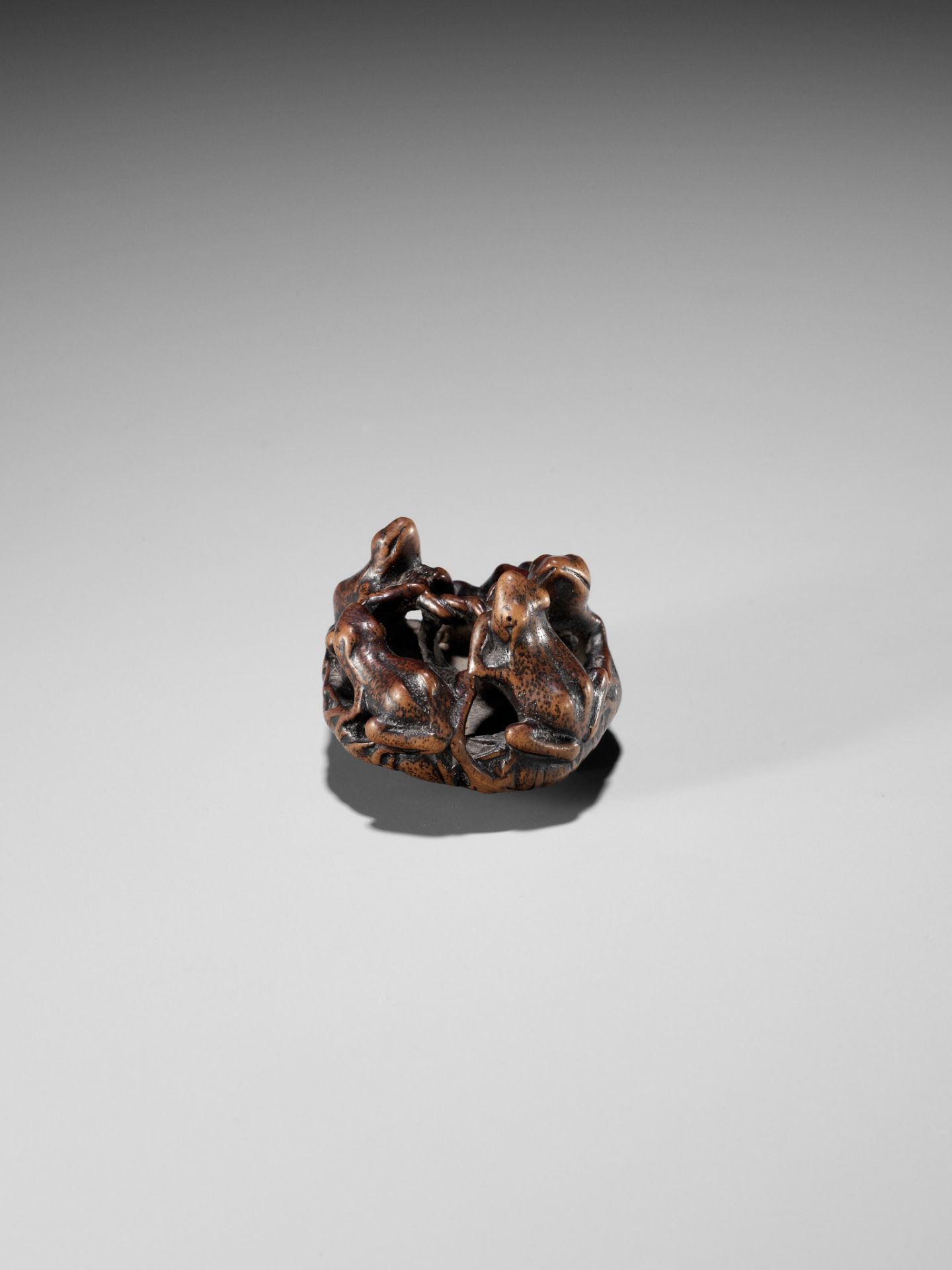 SEIMIN: A FINE WOOD NETSUKE OF A FROGS ON A LOTUS LEAF - Bild 6 aus 12