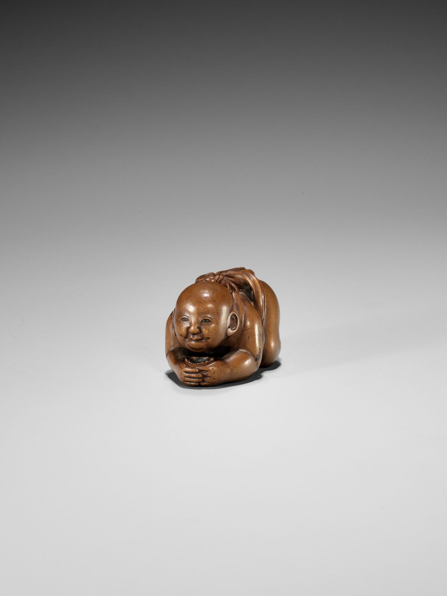 CHIKUUNSAI: A WOOD NETSUKE OF A BABY BOY EATING MOCHI - Image 2 of 12