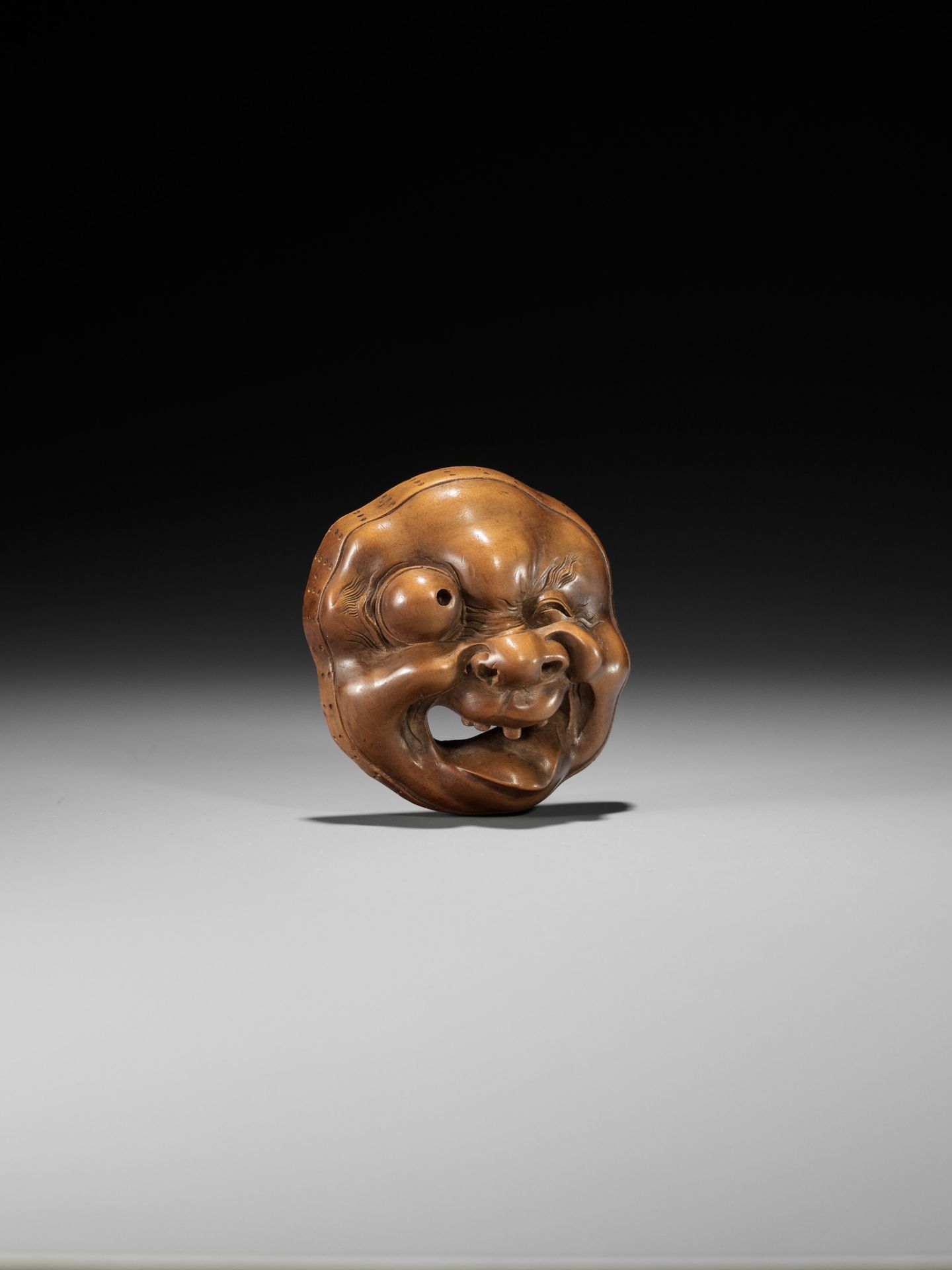 A LARGE AND SUPERB WOOD MASK NETSUKE OF A GROTESQUELY GRIMACING MAN, ATTRIBUTED TO KOKEISAI SANSHO - Bild 8 aus 12