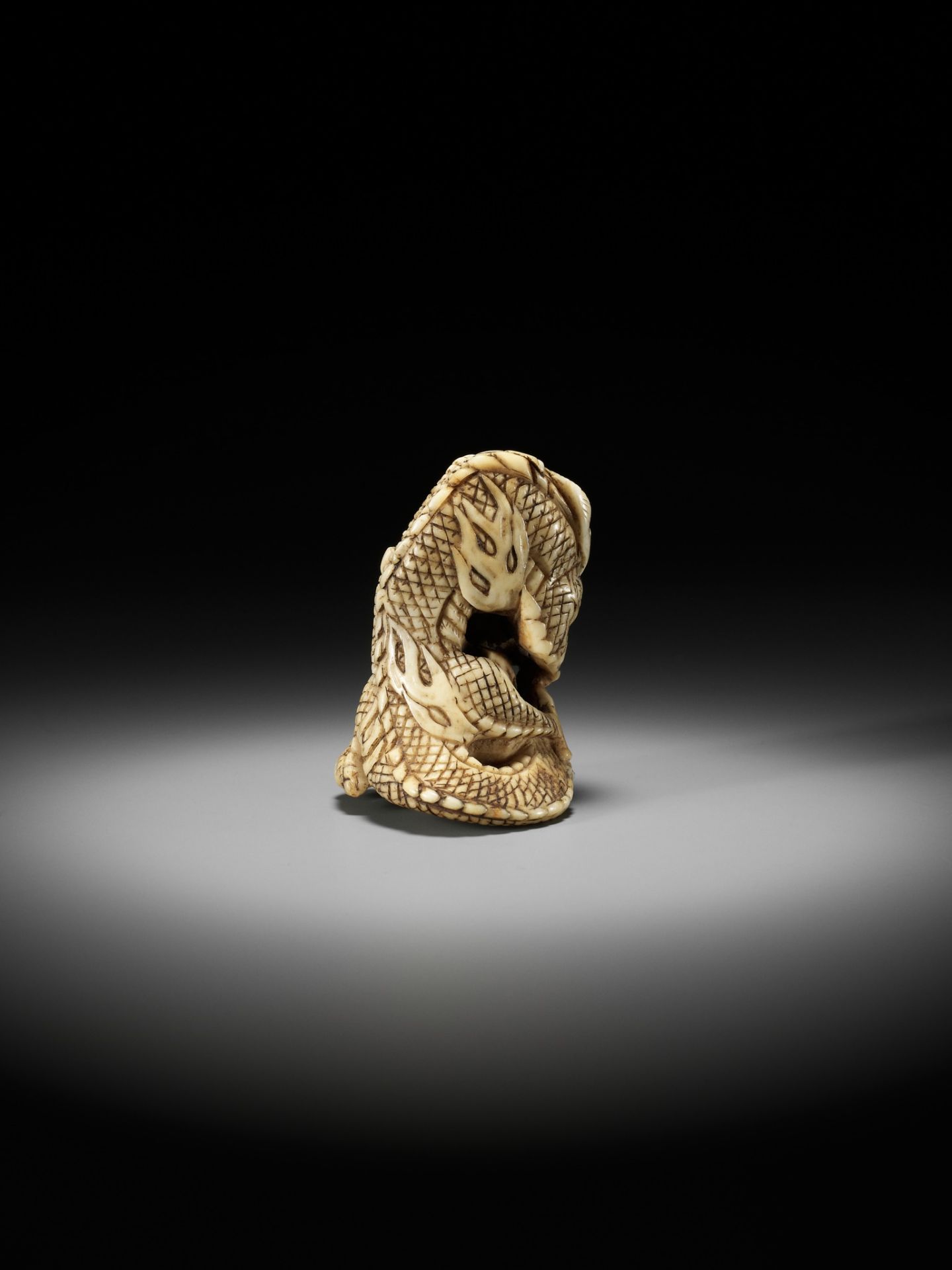 A POWERFUL STAG ANTLER NETSUKE OF A DRAGON WITH TAMA, ATTRIBUTED TO MOTOTADA - Bild 2 aus 11