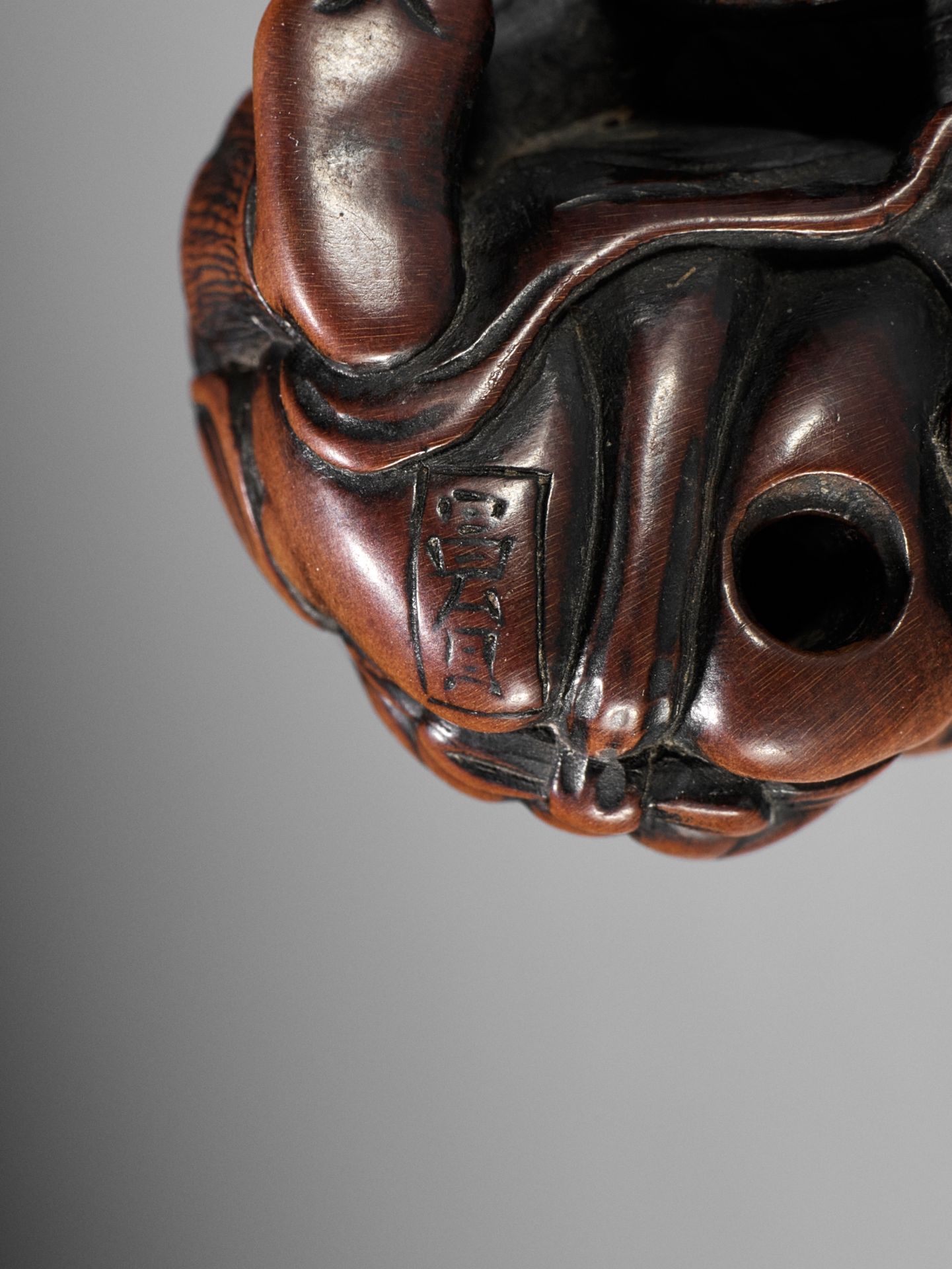 MASASADA: A POWERFUL WOOD NETSUKE OF RAIJIN WITH DRUM - Bild 13 aus 13