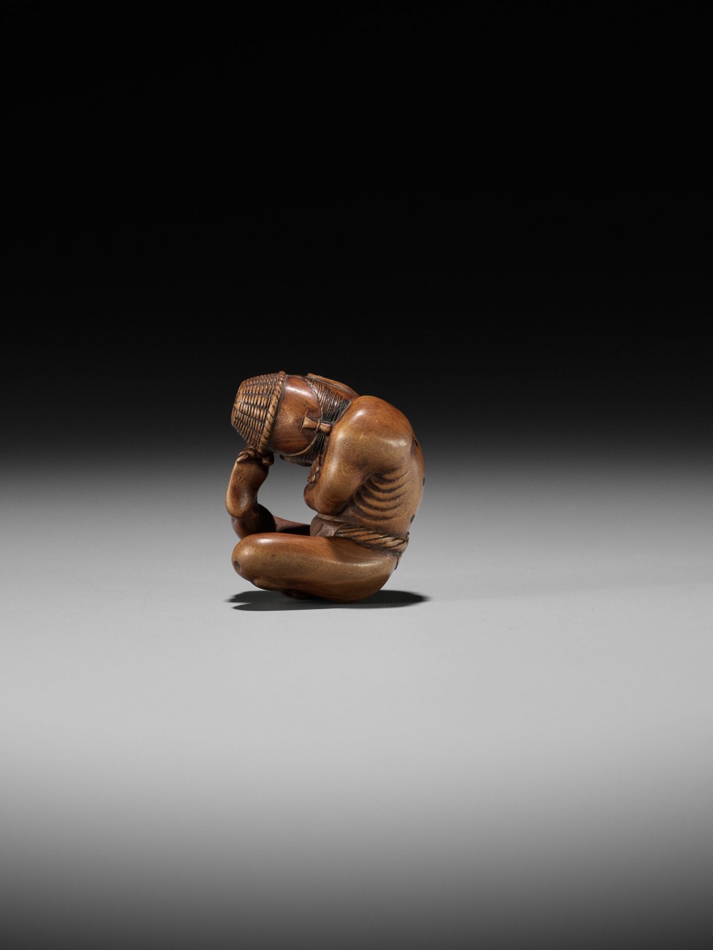 AN AMUSING EDO SCHOOL WOOD NETSUKE OF A MOXA CONTORTIONIST - Image 14 of 15