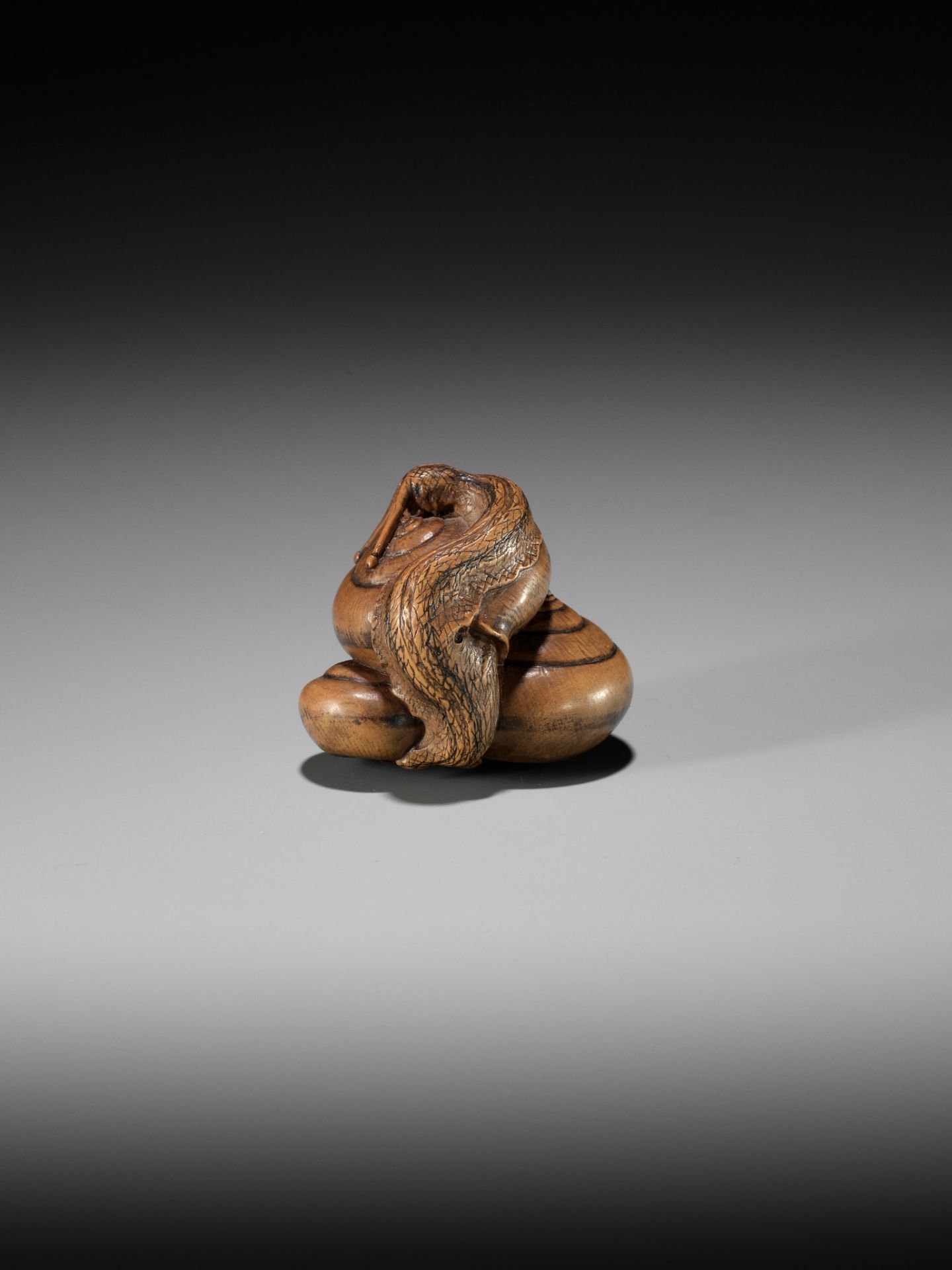 HIDEHARU: A SUPERB WOOD NETSUKE OF THREE SNAILS - Bild 6 aus 15