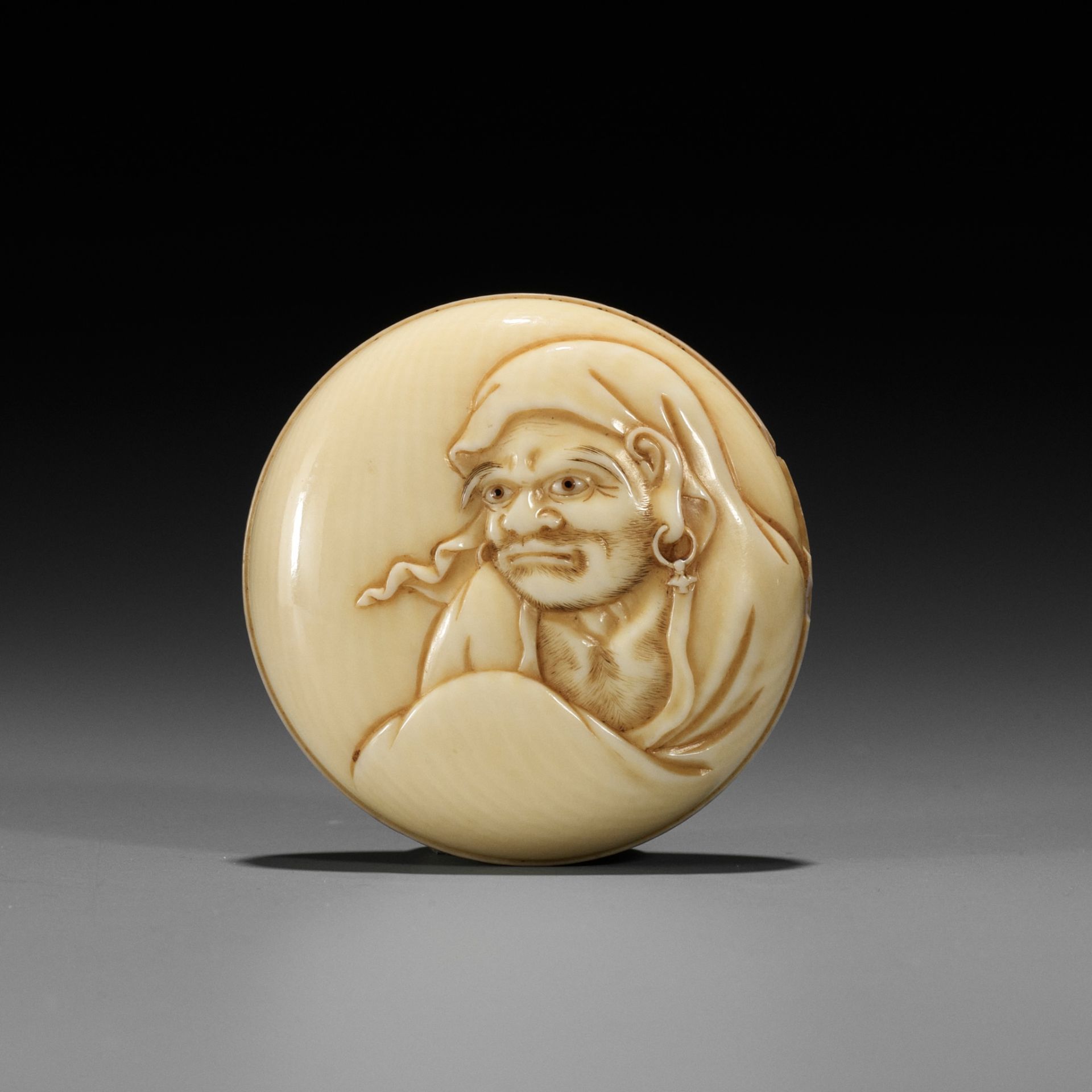 JUGYOKU: A VERY FINE IVORY MANJU NETSUKE OF DARUMA