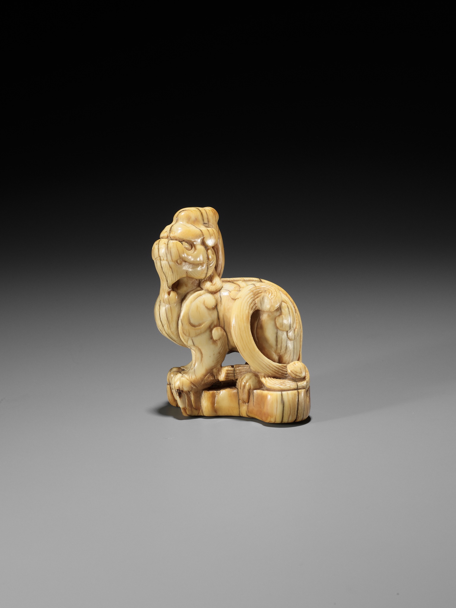 A LARGE AND RARE IVORY TOBORI NETSUKE OF A MYTHICAL BEAST - Image 3 of 11