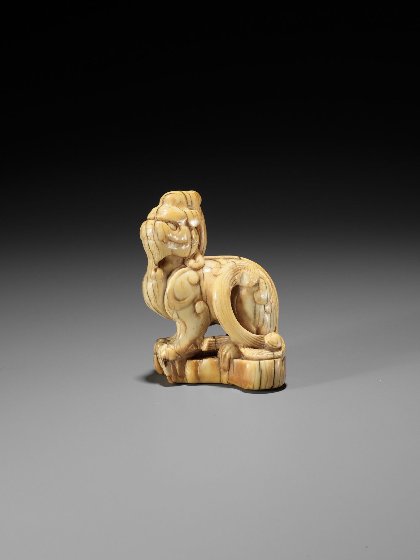 A LARGE AND RARE IVORY TOBORI NETSUKE OF A MYTHICAL BEAST - Image 3 of 11