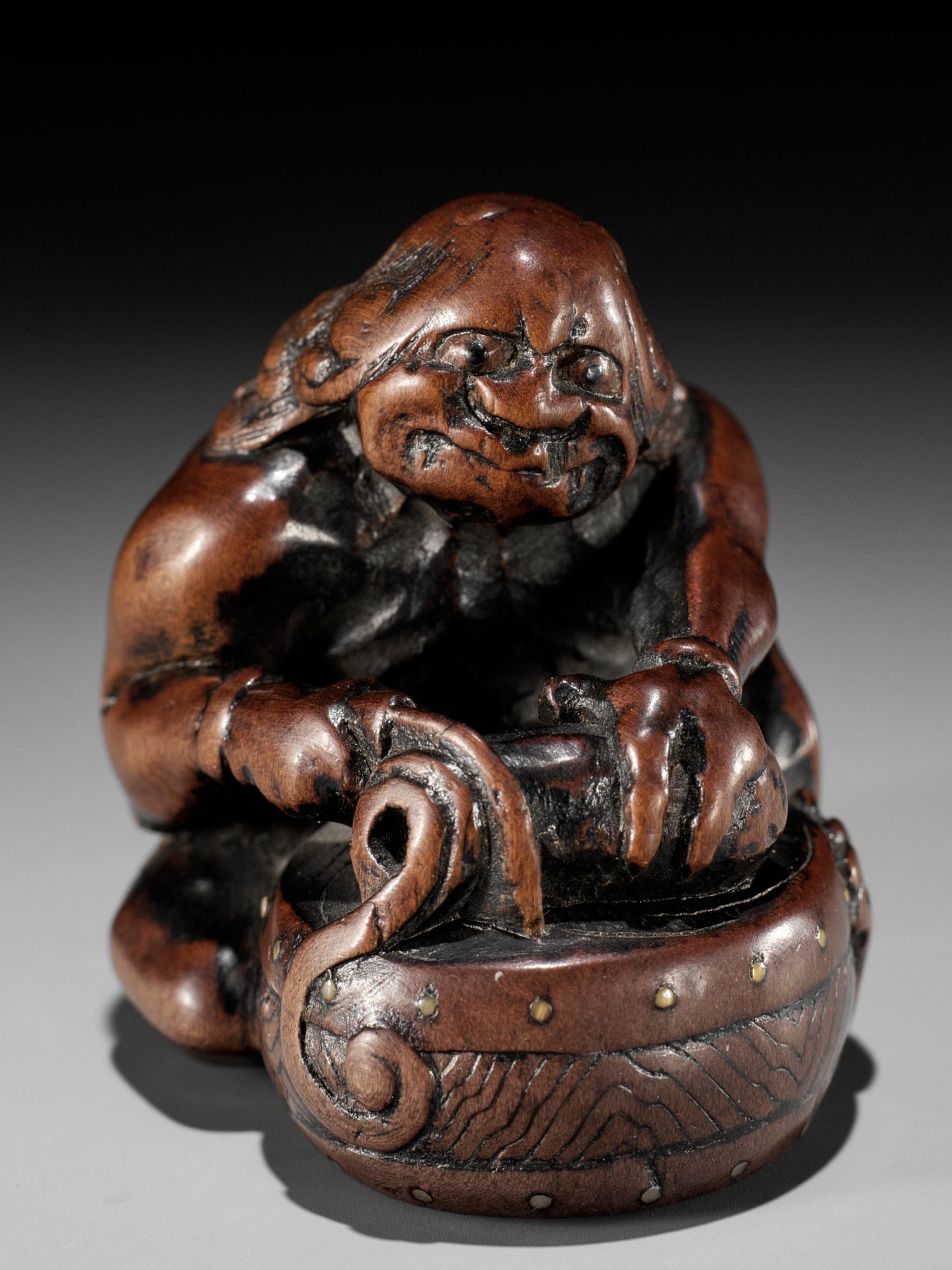 GYOKUMIN: A FINE AND RARE NAGOYA SCHOOL WOOD NETSUKE OF RAIJIN CUTTING A CUCUMBER - Bild 16 aus 17