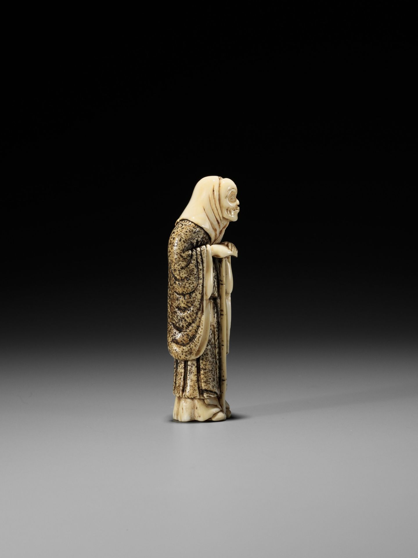 A RARE IVORY NETSUKE OF AN ACTOR IN THE ROLE OF THE FOX PRIEST (HAKUZOSU) - Image 9 of 13