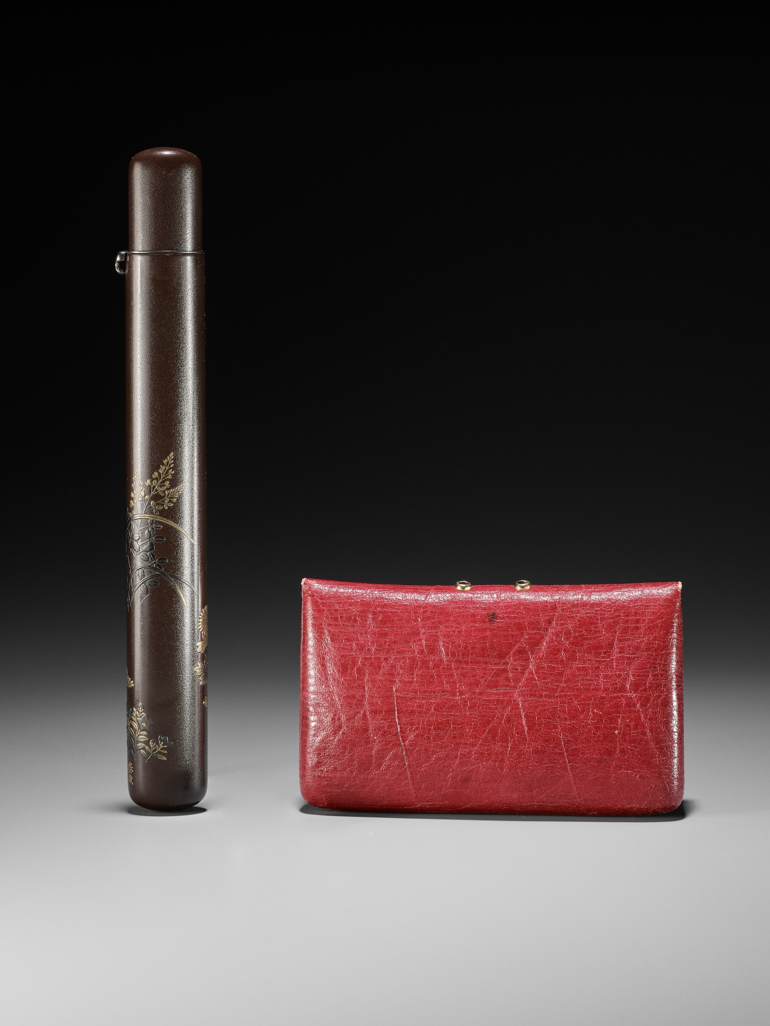 A LACQUER KISERUZUTSU AND A RED LEATHER POUCH DEPICTING AUTUMN GRASSES AND FLOWERS - Image 9 of 9