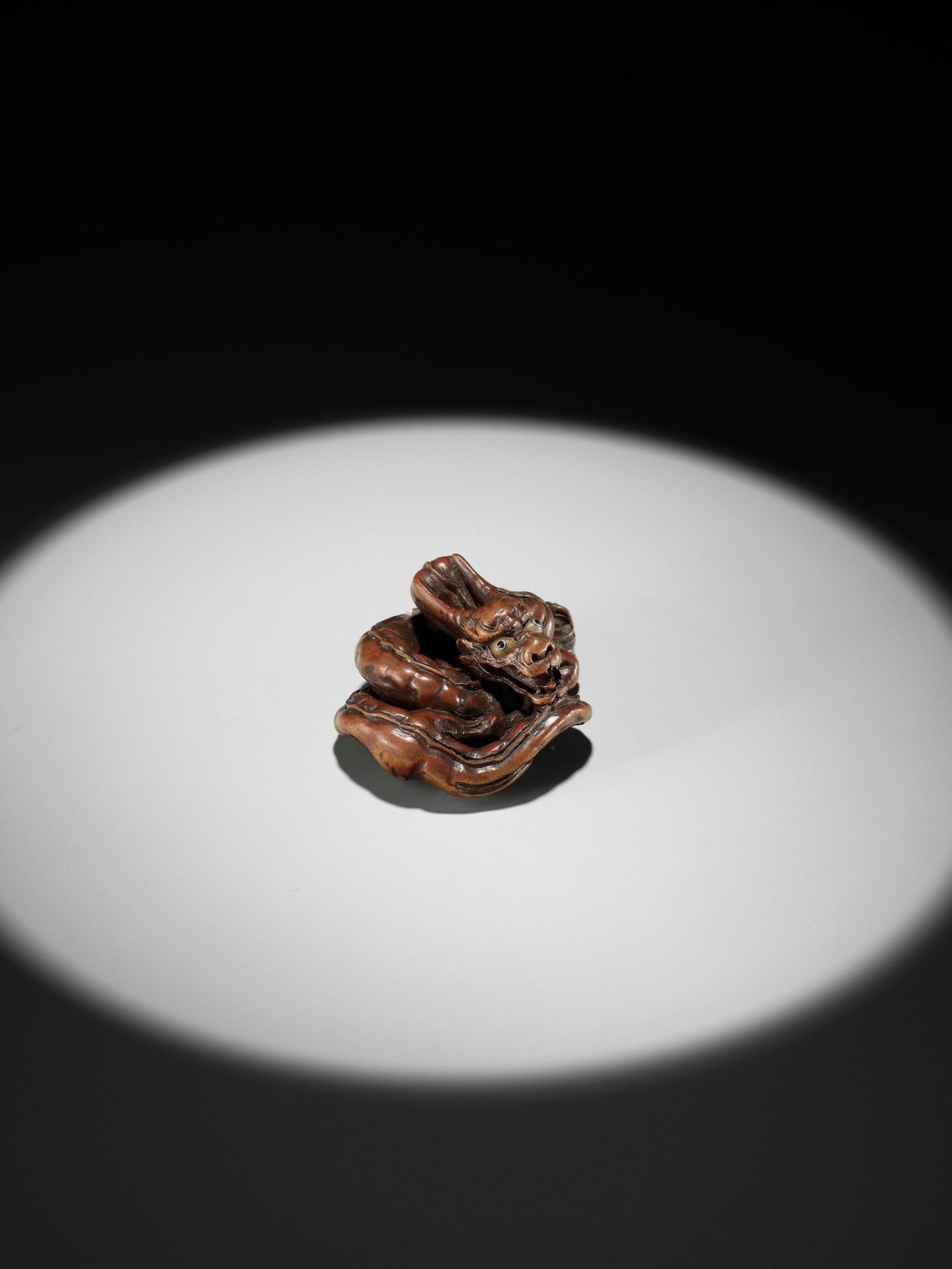 HIDARI ISSAN: A SUPERB WOOD NETSUKE OF A COILED DRAGON - Image 3 of 19