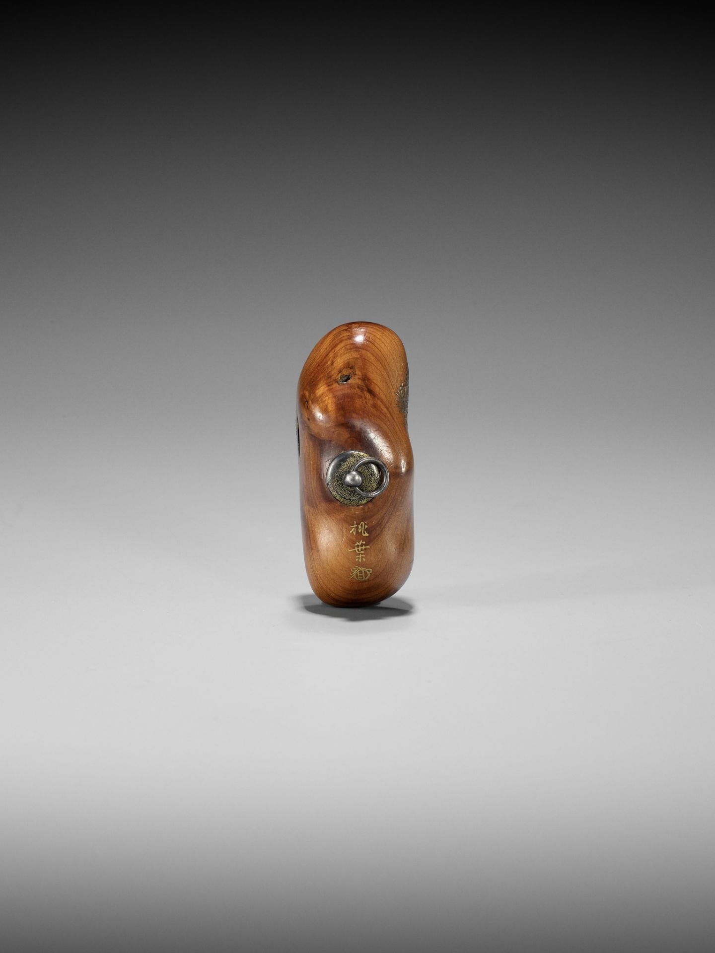 TOYO: A RARE AND UNUSUAL LACQUERED ROOT WOOD NETSUKE OF A SNAKE INSIDE A PINE TREE - Bild 5 aus 10