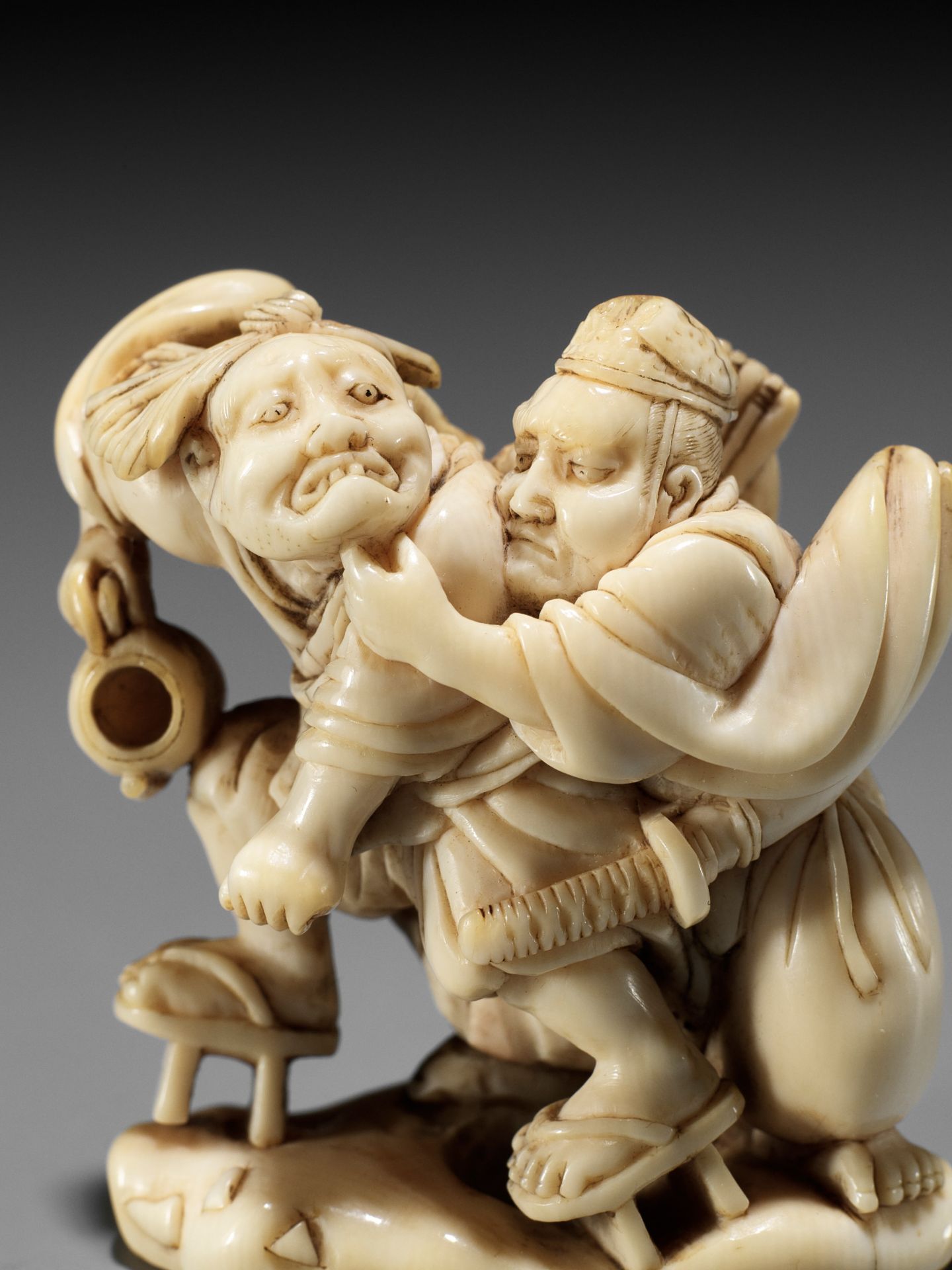 AN EARLY IVORY NETSUKE OF TAIRA NO TADAMORI CAPTURING THE OIL THIEF