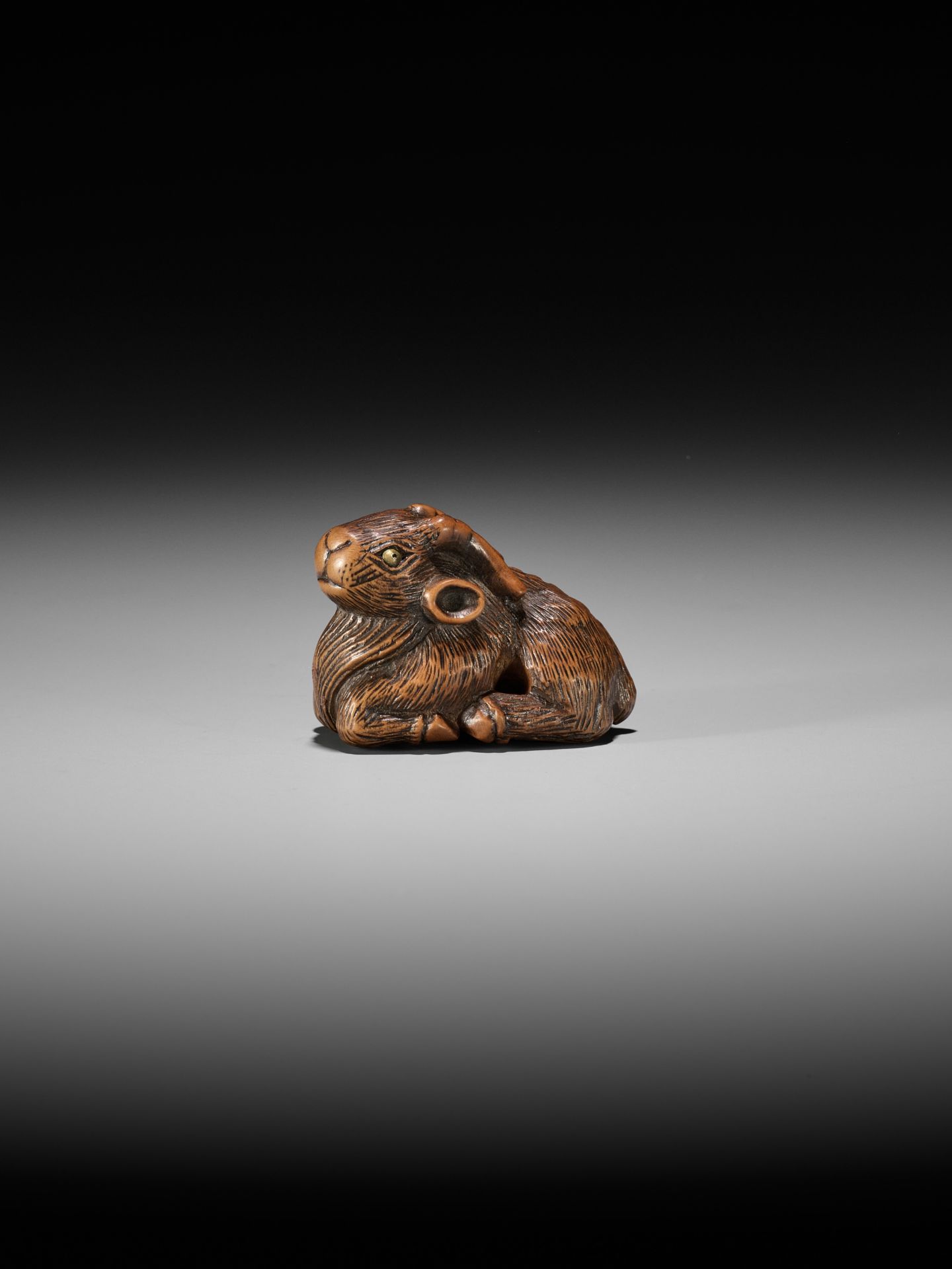 MINKO: A WOOD NETSUKE OF A RECUMBENT GOAT - Bild 8 aus 10