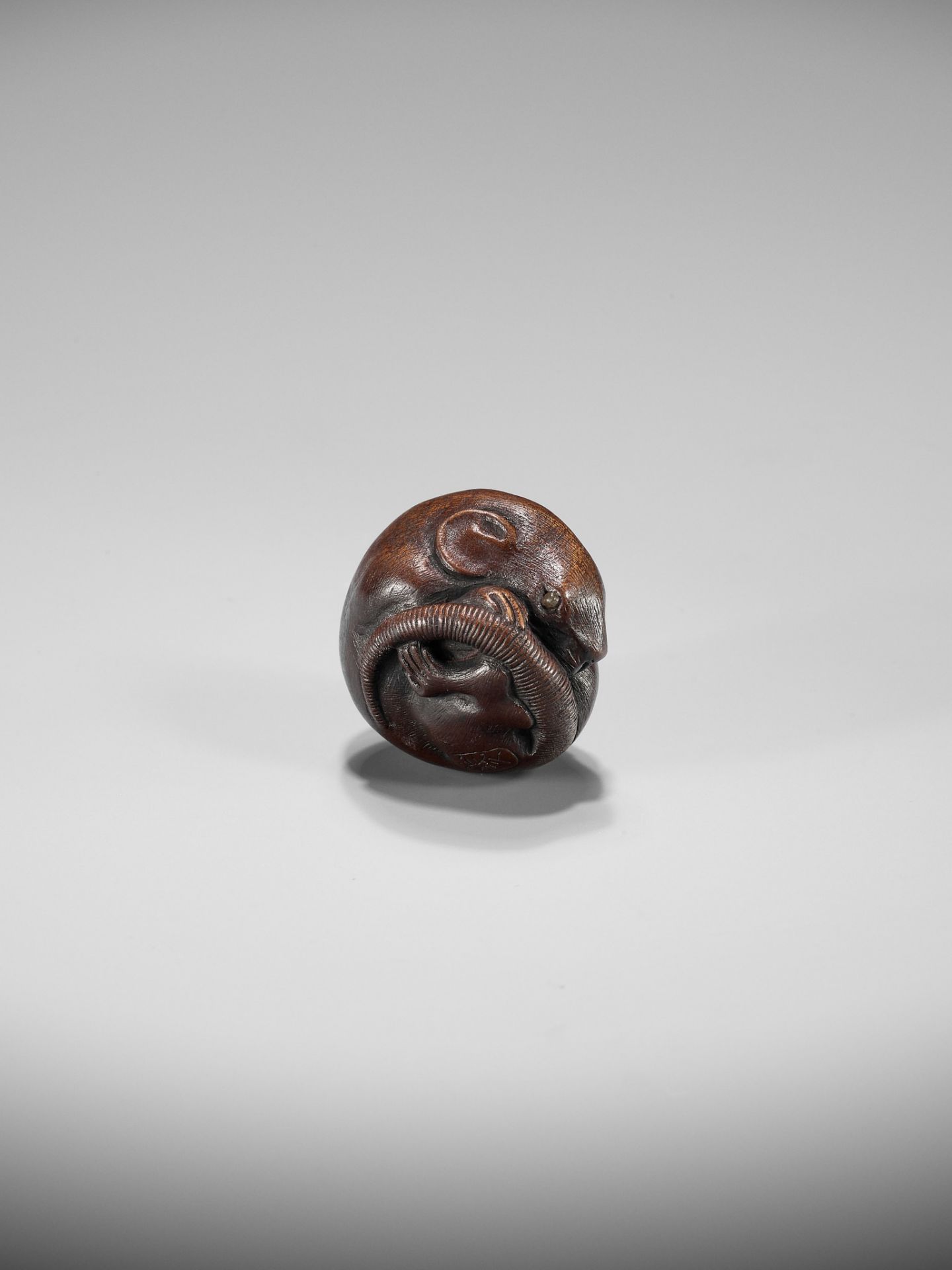 YOSHIHISA: A FINE WOOD NETSUKE OF A COILED RAT - Bild 3 aus 11