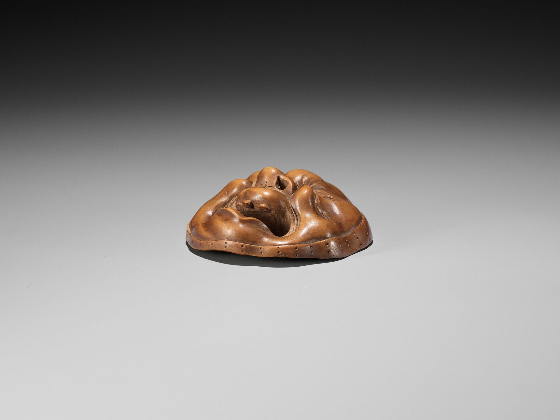 A LARGE AND SUPERB WOOD MASK NETSUKE OF A GROTESQUELY GRIMACING MAN, ATTRIBUTED TO KOKEISAI SANSHO - Bild 12 aus 12