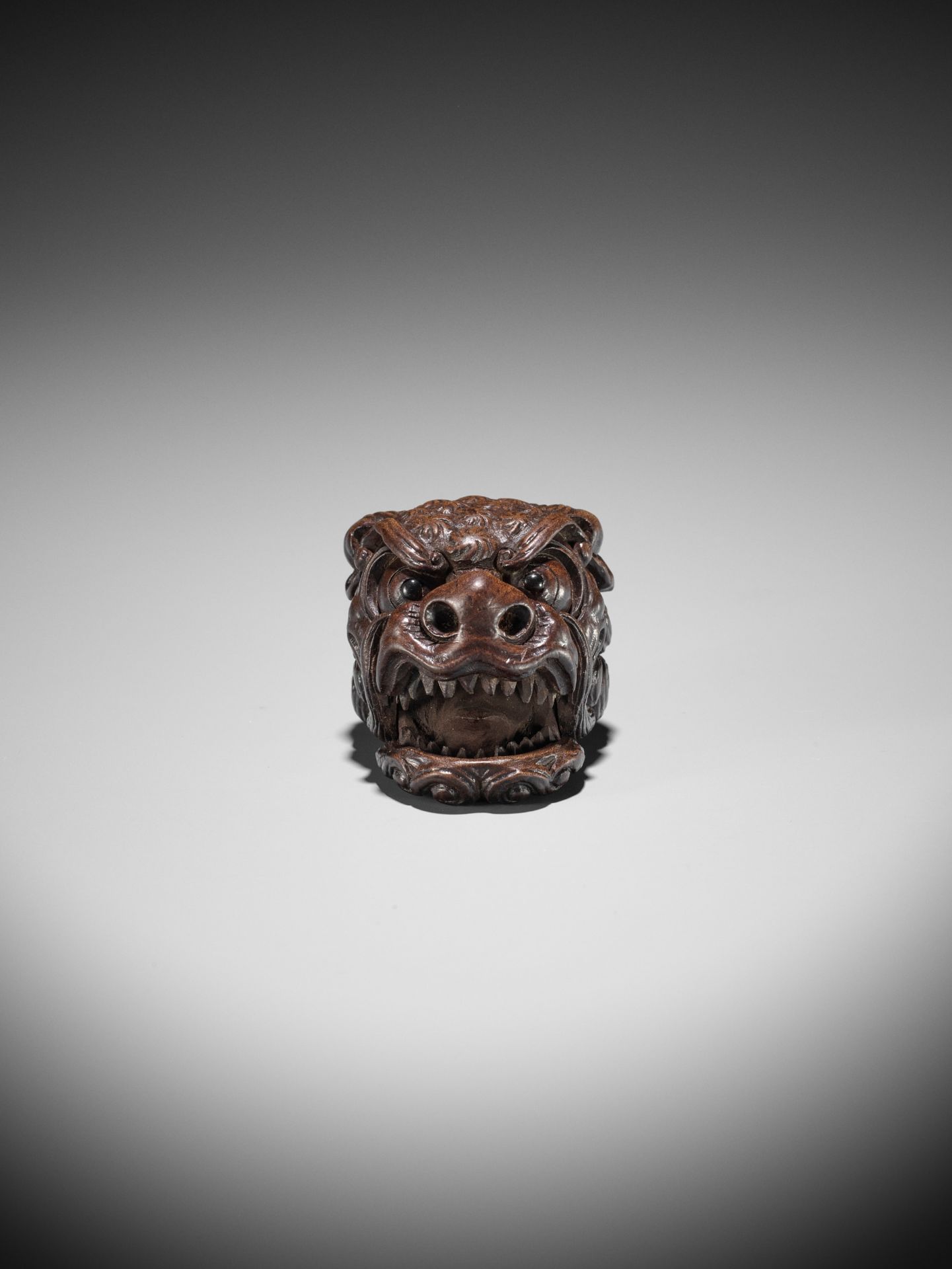 TAMETAKA: A SUPERB WOOD MASK NETSUKE OF A SHISHI - Bild 5 aus 15