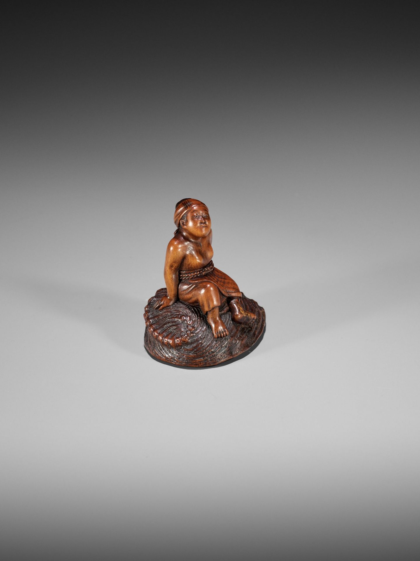 MASAKATSU: A RARE WOOD NETSUKE OF A CLAM DIVER RESTING ON A LARGE AWABI SHELL - Bild 4 aus 15