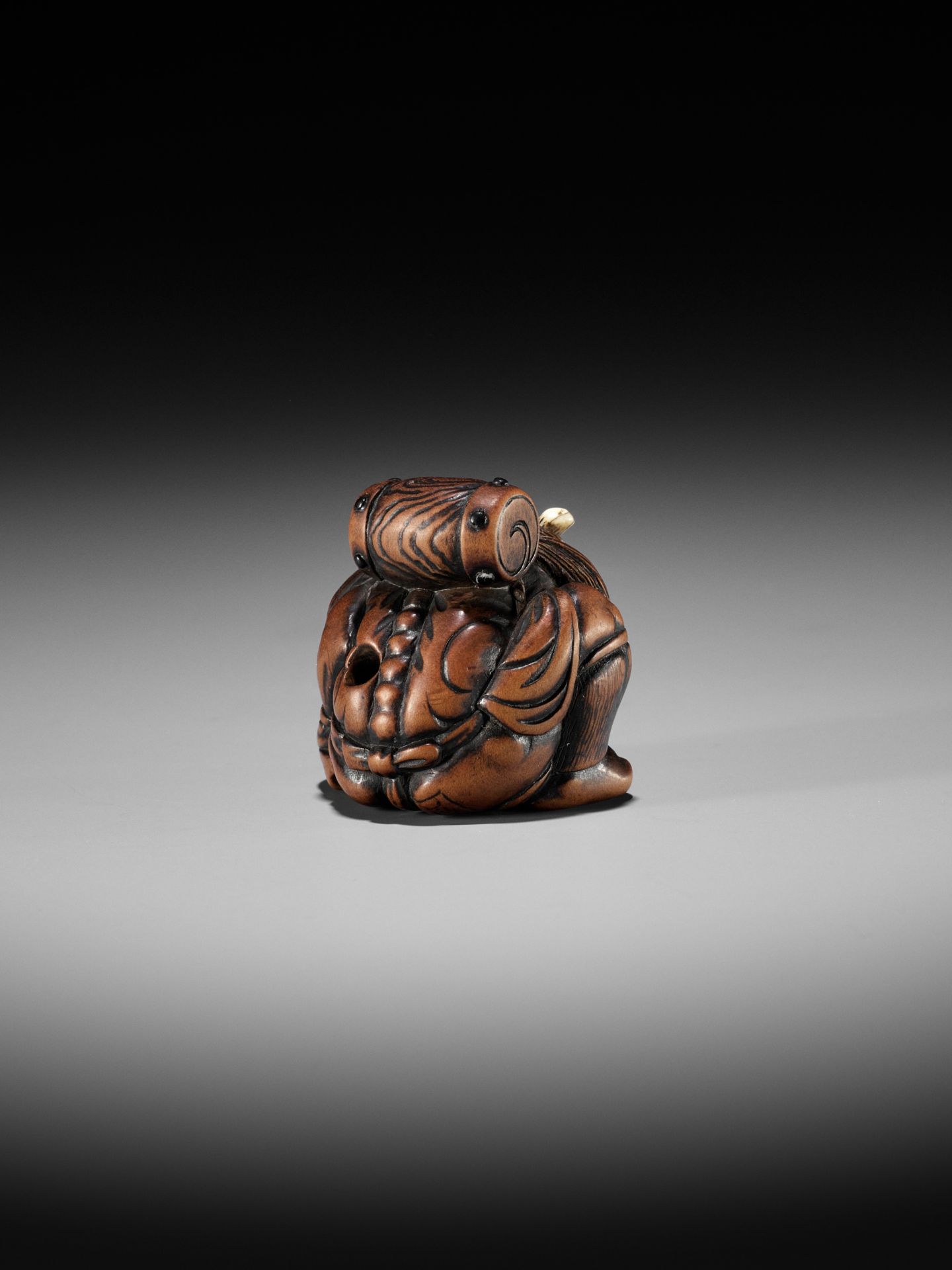 MASASADA: A POWERFUL WOOD NETSUKE OF RAIJIN WITH DRUM - Bild 8 aus 13