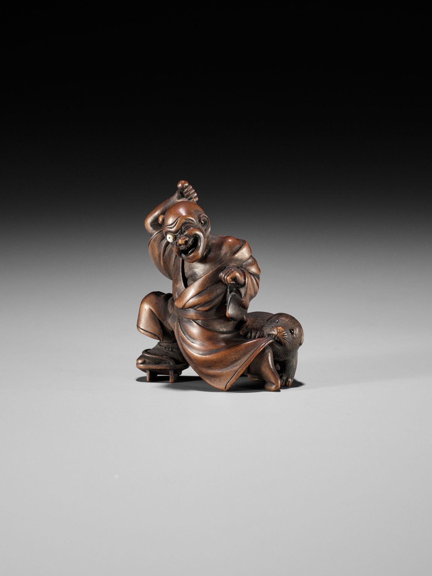 SHOKO: AN AMUSING WOOD NETSUKE OF A BLINDMAN AND PUPPY - Bild 5 aus 12