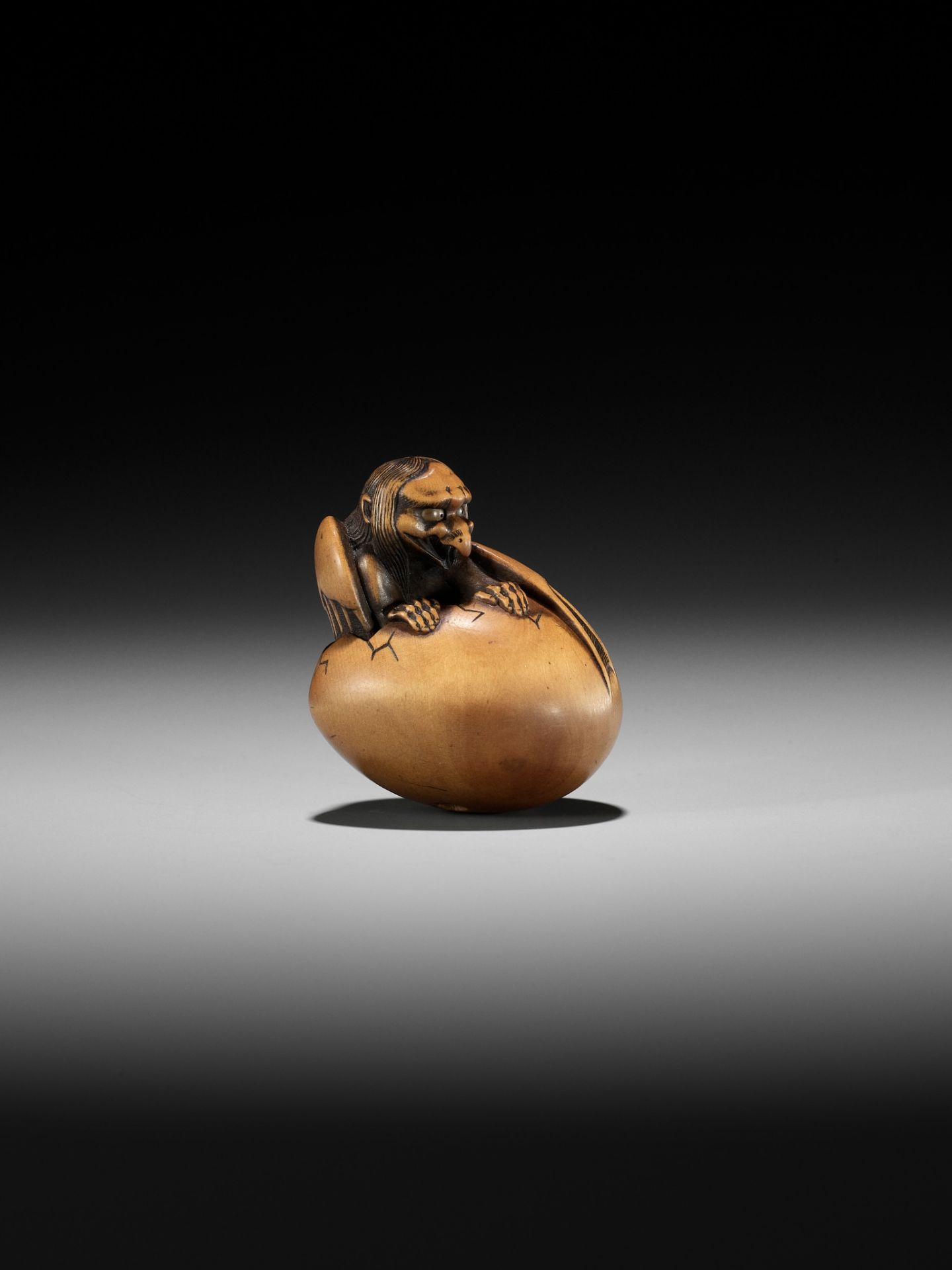 TOYOMASA: A SUPERB WOOD NETSUKE OF A HATCHING TENGU (TENGU NO TAMAGO) - Bild 12 aus 23