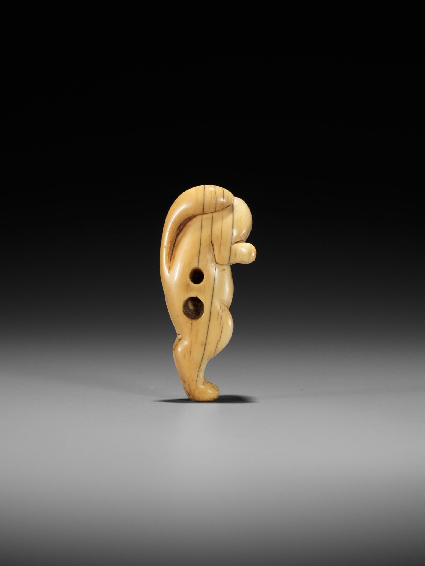 A GOOD IVORY NETSUKE OF A DANCING KITSUNE - Bild 2 aus 11