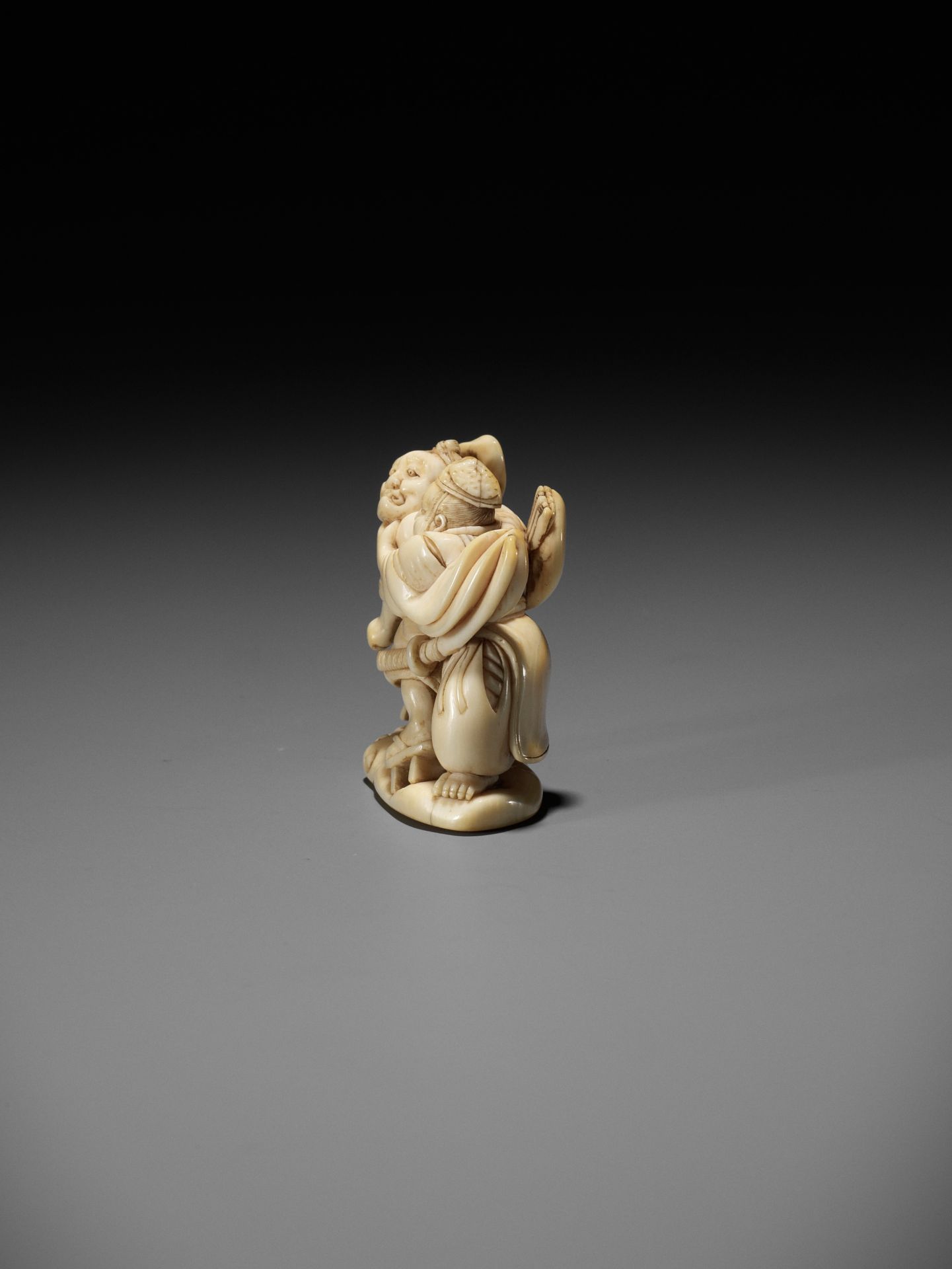 AN EARLY IVORY NETSUKE OF TAIRA NO TADAMORI CAPTURING THE OIL THIEF - Image 7 of 11