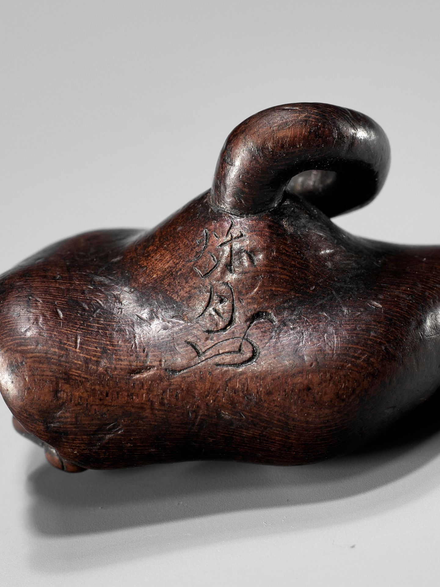 SHUGETSU: A WOOD NETSUKE OF A FROG ON A LOTUS LEAF - Bild 9 aus 9