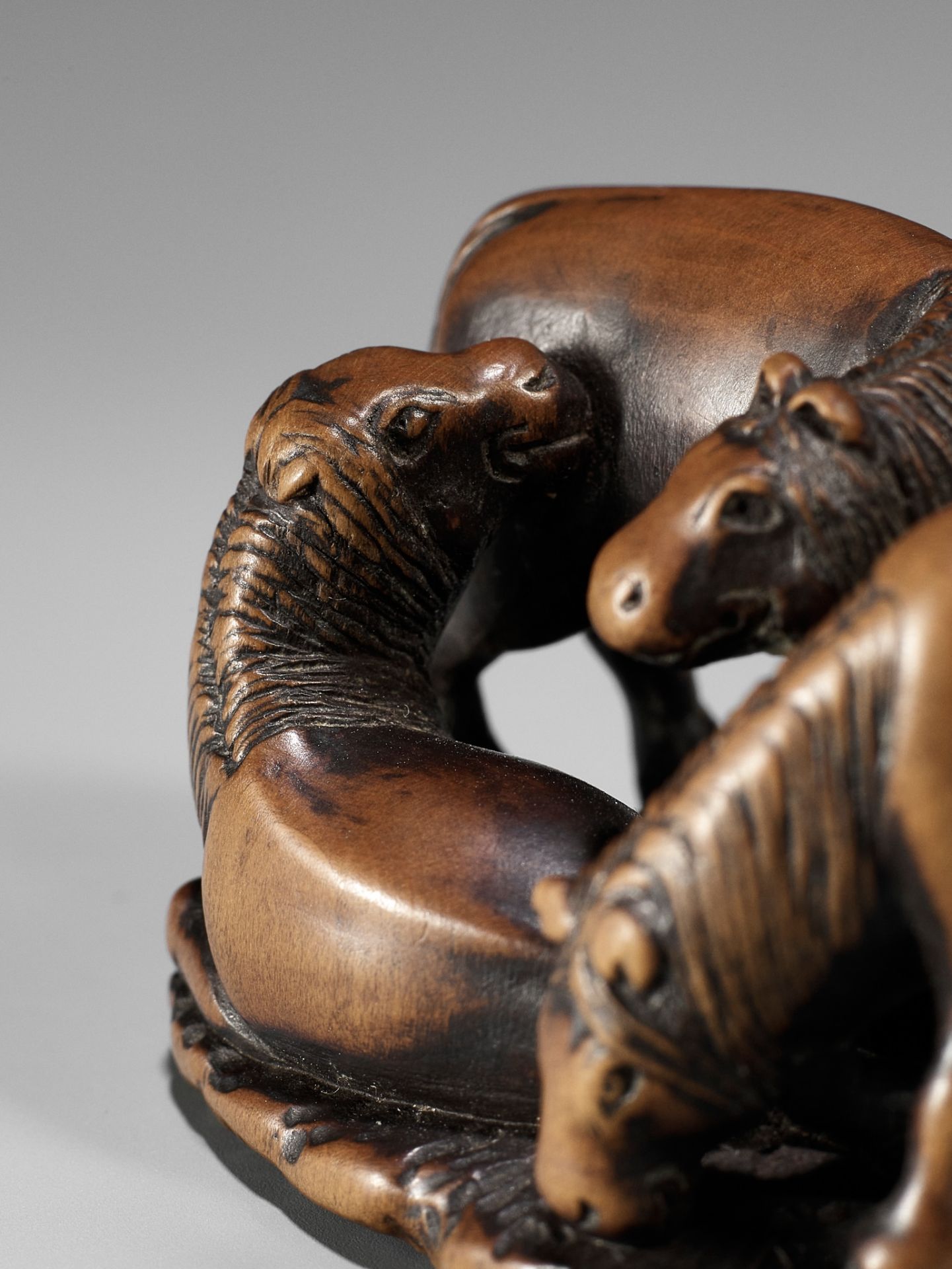 ISSAI: A CHARMING WOOD NETSUKE OF THREE HORSES - Bild 2 aus 11